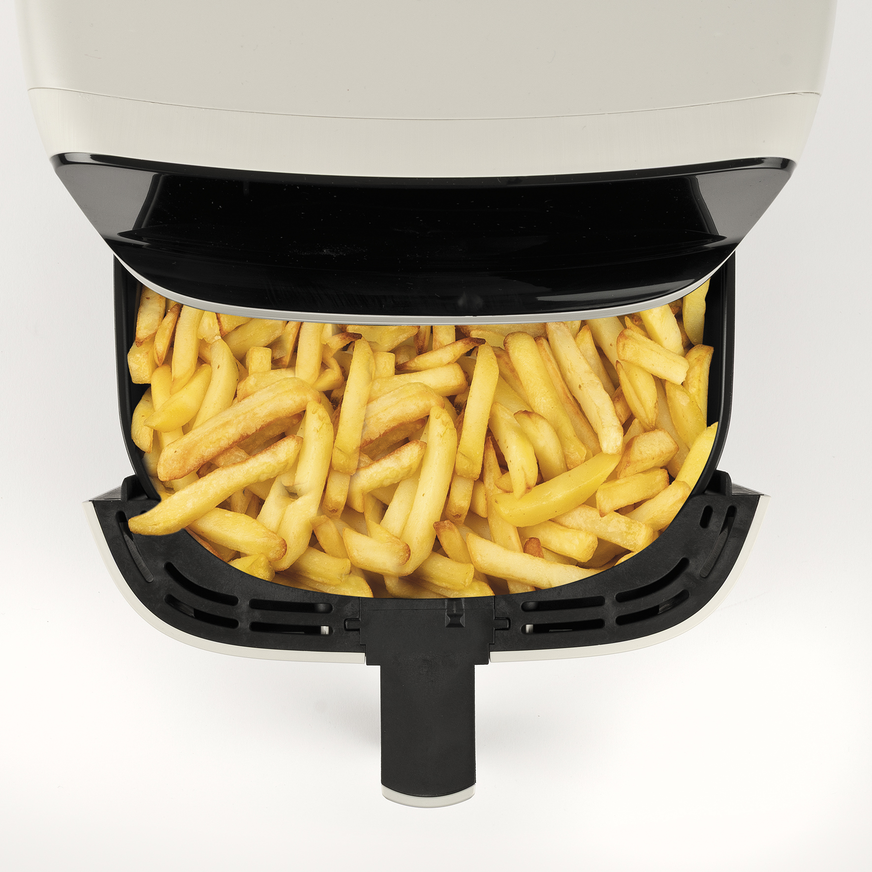 Ein Airfryer-Korb voller goldener Pommes frites auf weißem Hintergrund.