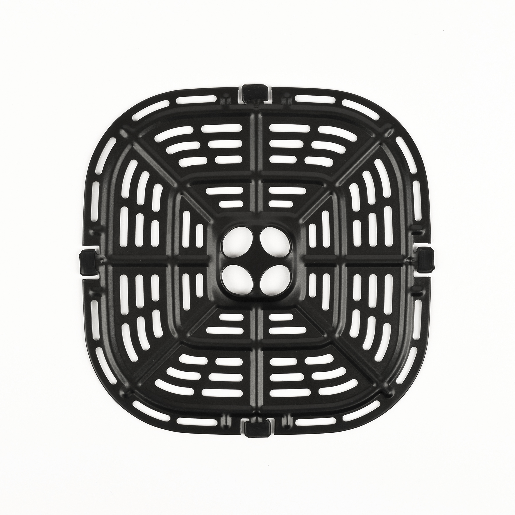 Ein schwarzer, quadratischer Grillrost mit Aussparungen und einem zentralen Viererlochmuster.