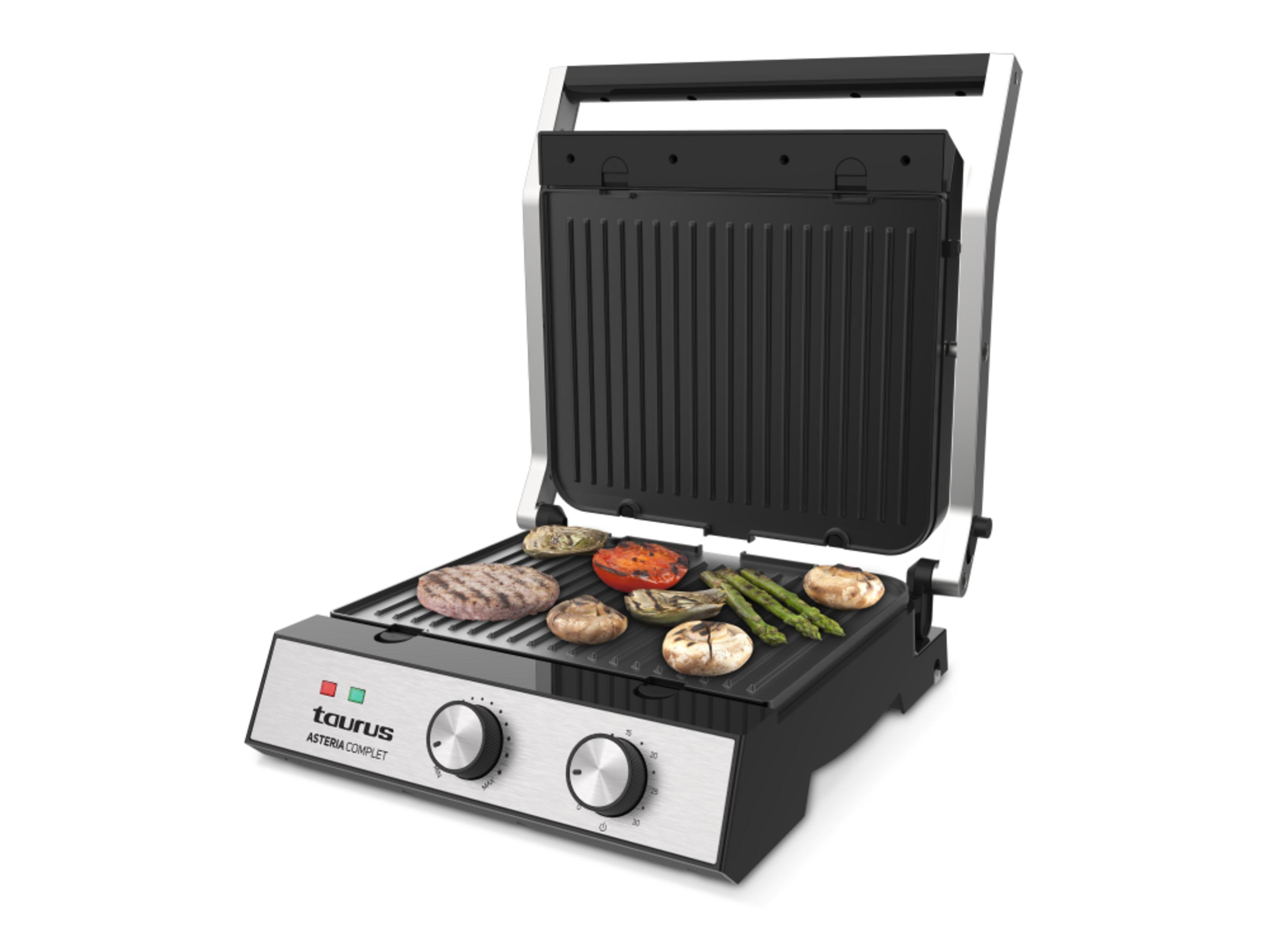 Una parrilla de contacto abierta con hamburguesas, tomates, champiñones y espárragos a la parrilla.