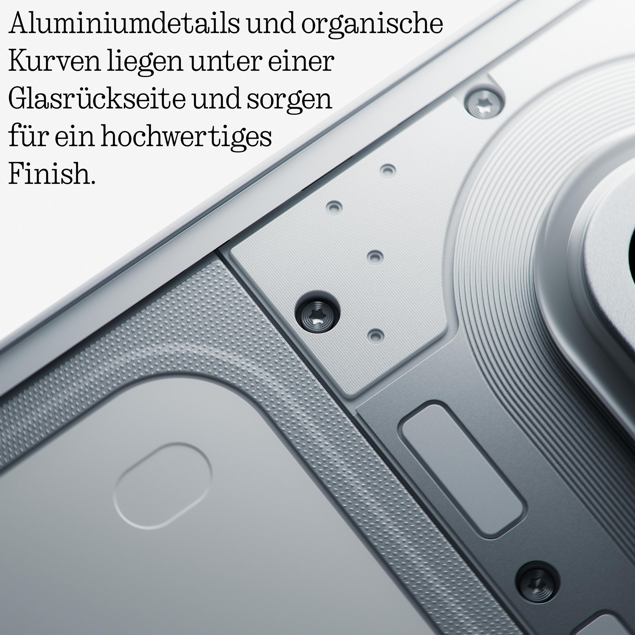 Primer plano de detalles plateados de smartphone con tornillos y superficies texturizadas.
