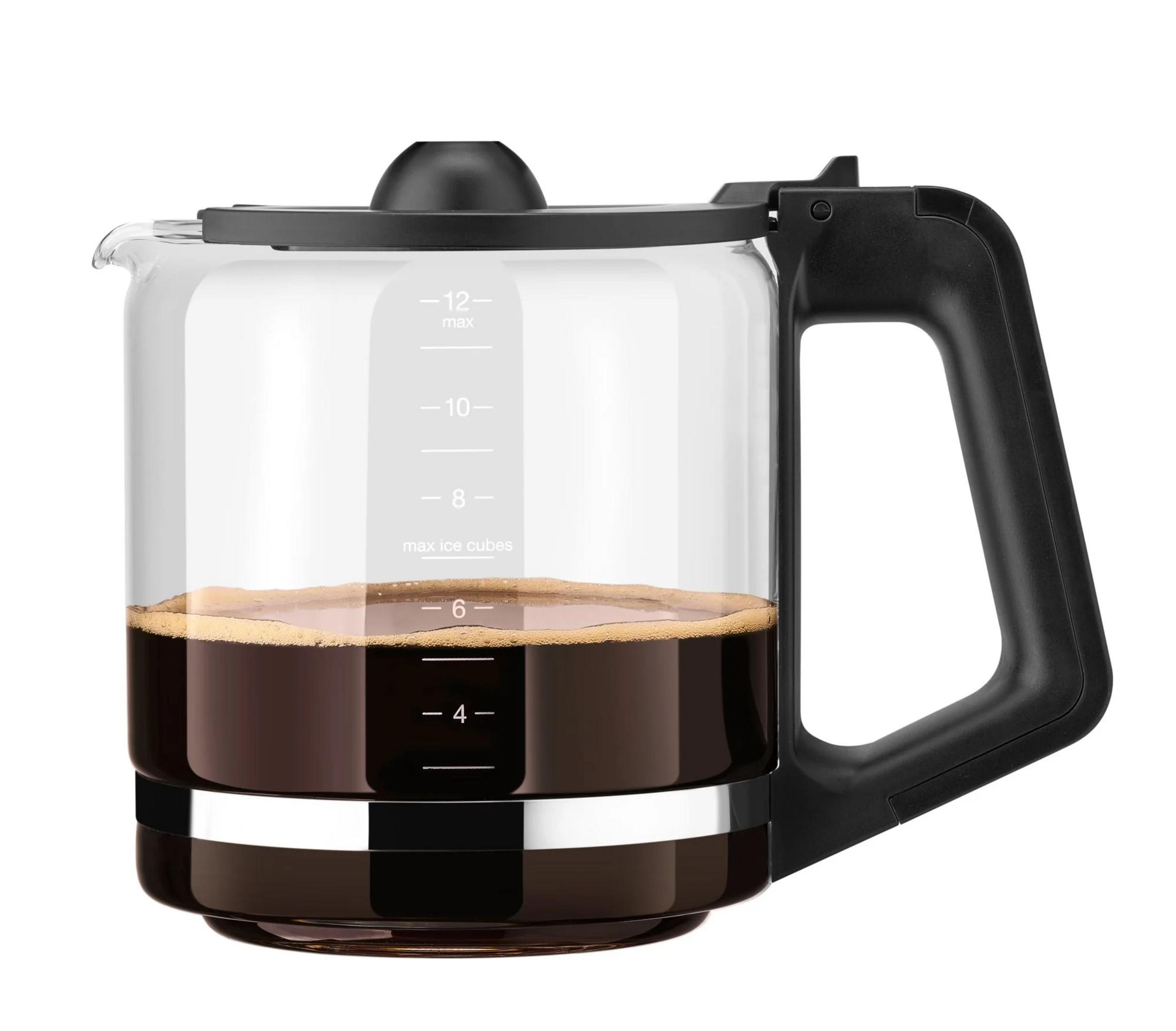 Caraffa da caffè in vetro con manico e coperchio neri, piena di caffè.