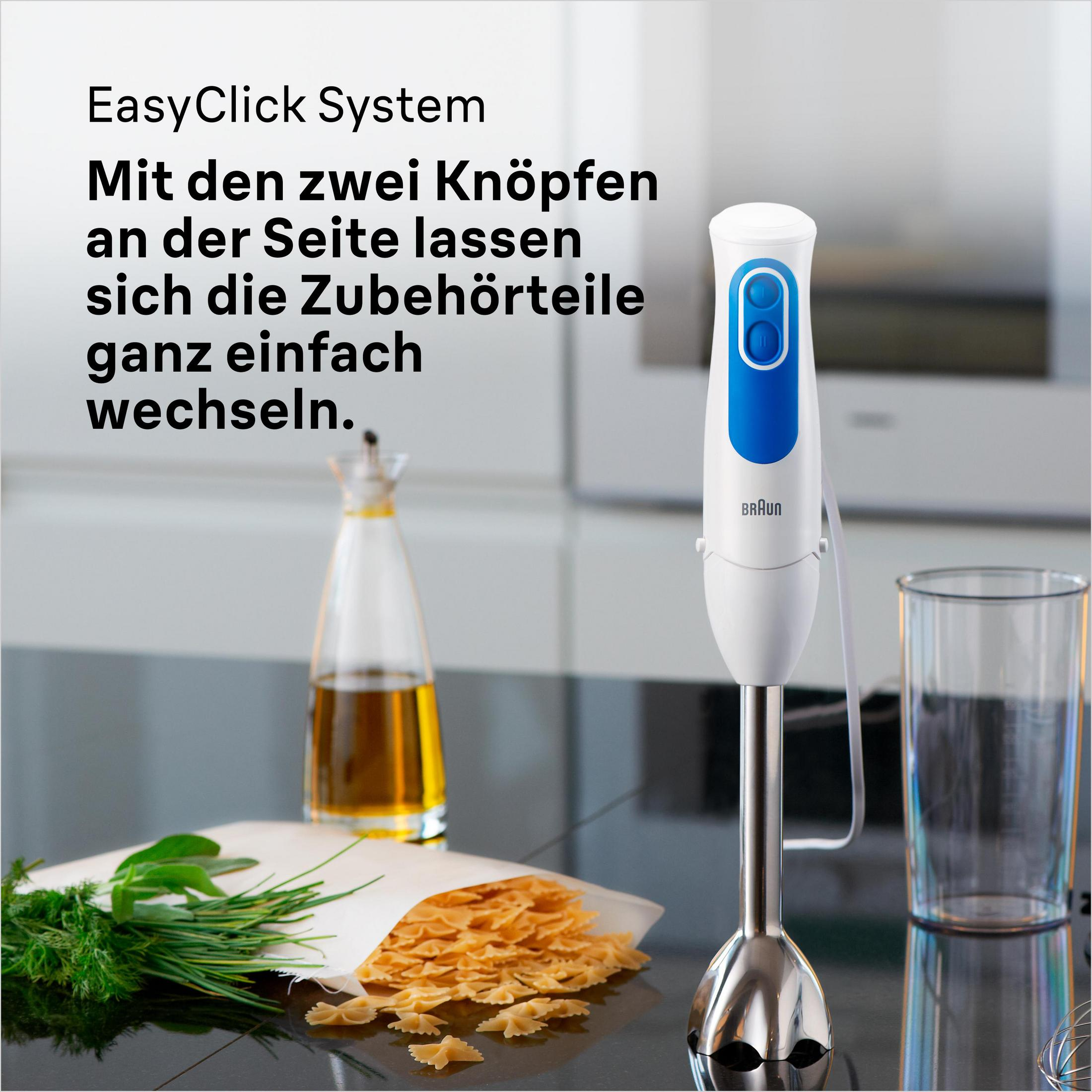 Ein weißer Stabmixer mit blauen Knöpfen, daneben Nudeln, Kräuter und Öl.