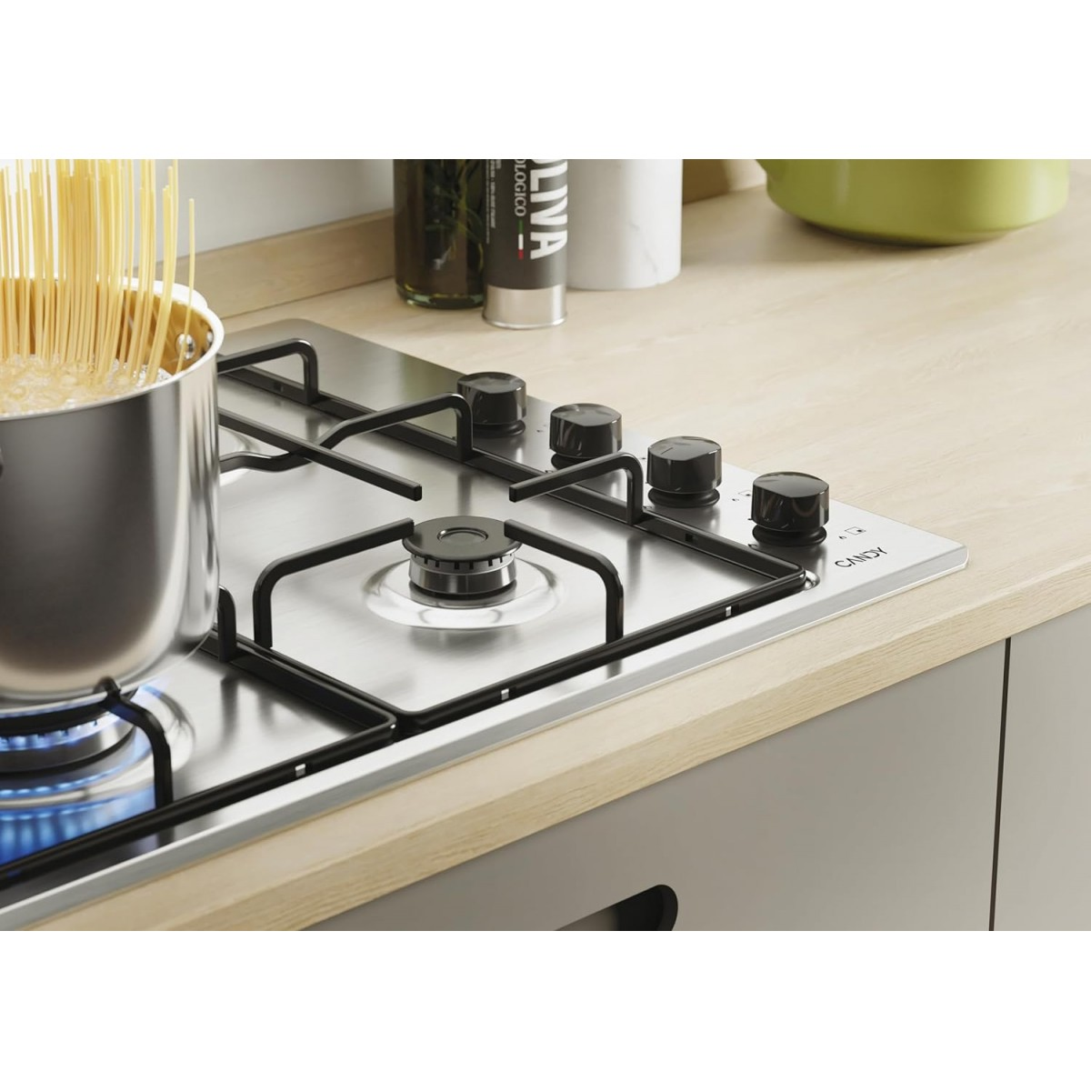 Stalowy garnek spaghetti wrze na kuchence gazowej z czterema palnikami.