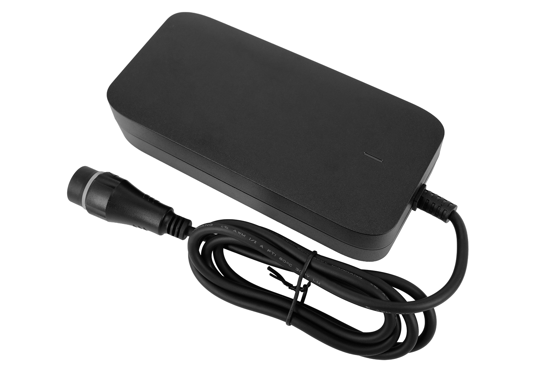 Schwarzes Netzteil mit Kabel und Stecker auf weißem Hintergrund.