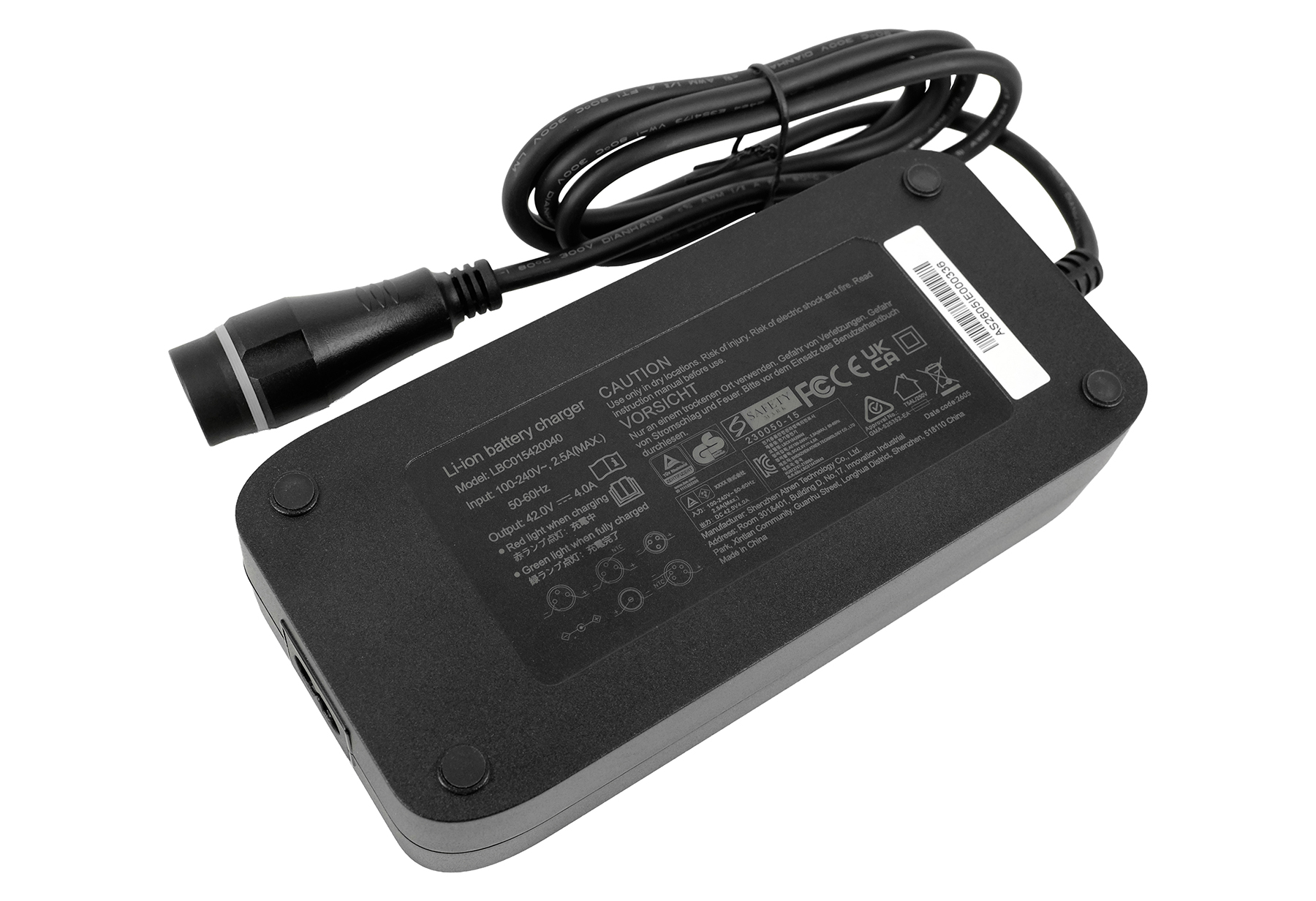 Schwarzes Ladegerät mit Kabel und Stecker. Beschriftung mit Warnhinweisen.