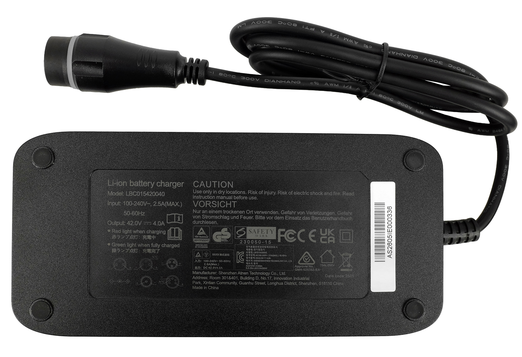 Schwarzes Ladegerät für Lithium-Ionen-Akkus mit Kabel und Stecker. Aufschrift mit Details.
