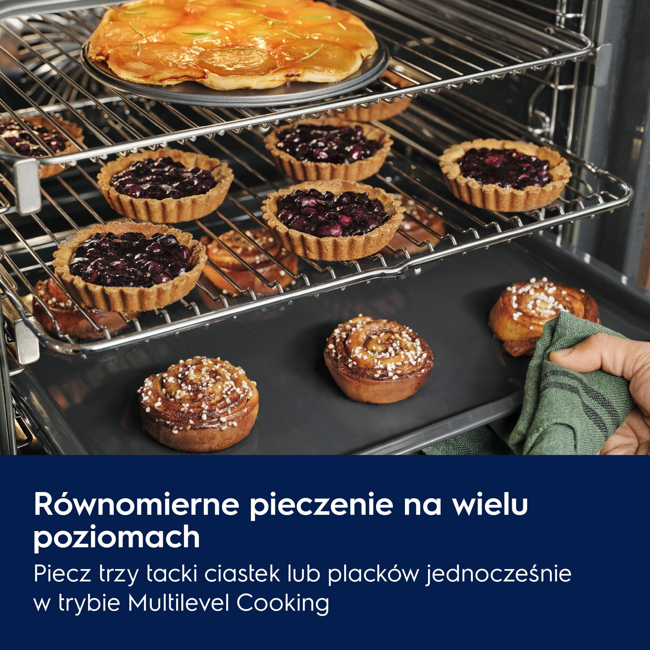 Un forno con più griglie contenenti prodotti da forno come crostate di frutta e girelle alla cannella.