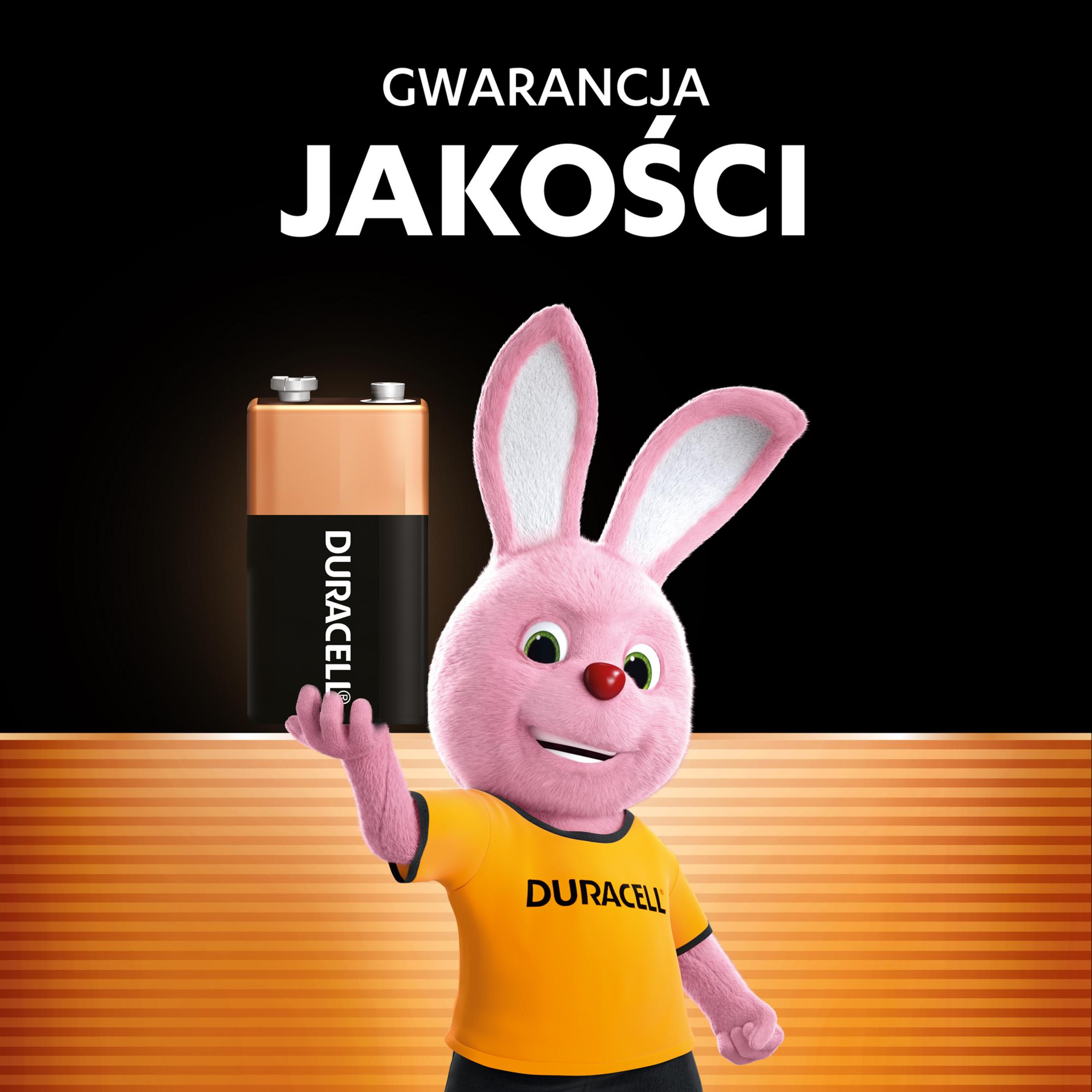 Ein rosa Hase mit Duracell-T-Shirt steht neben einer Duracell-Batterie.