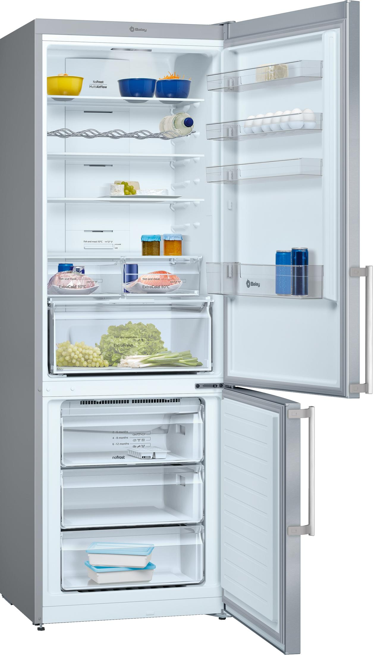 Un refrigerador plateado con la puerta abierta, lleno de alimentos como frutas, verduras, huevos y bebidas.