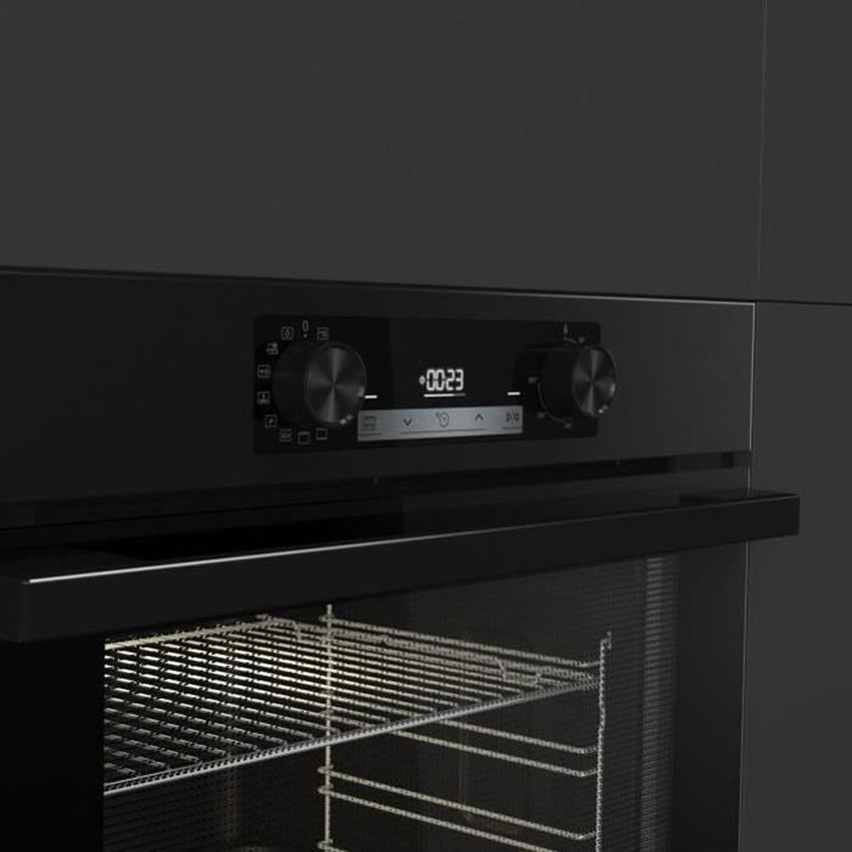 Primo piano di un forno nero con display digitale e due manopole.