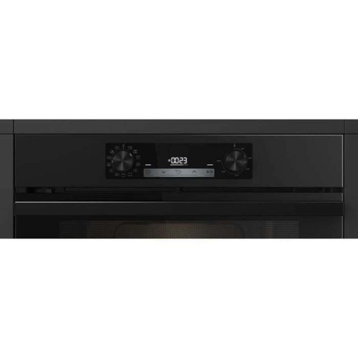 Primo piano di un pannello di controllo del forno nero con display digitale e manopole.
