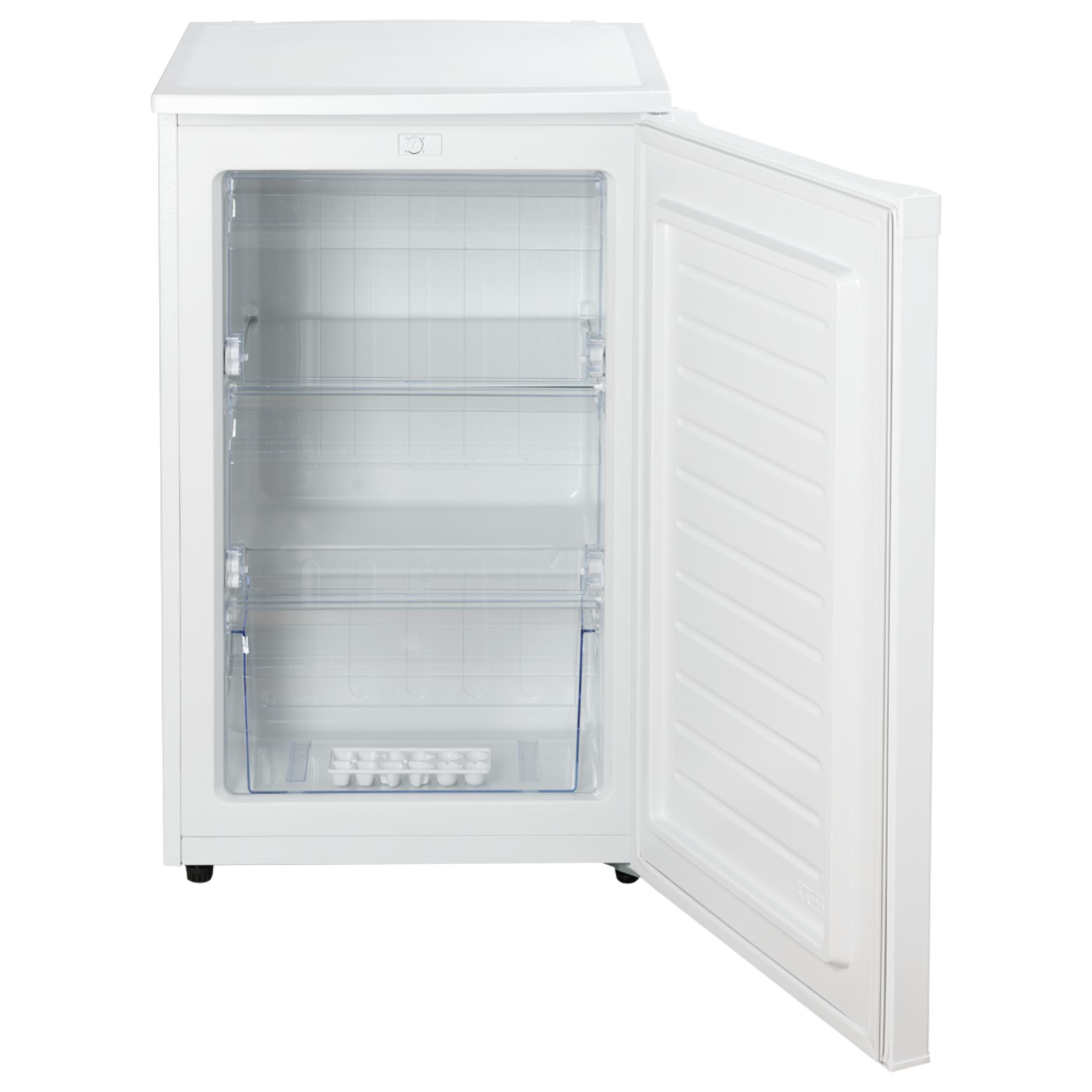Un congelador vertical blanco con la puerta abierta, mostrando tres cajones transparentes y cubitera.