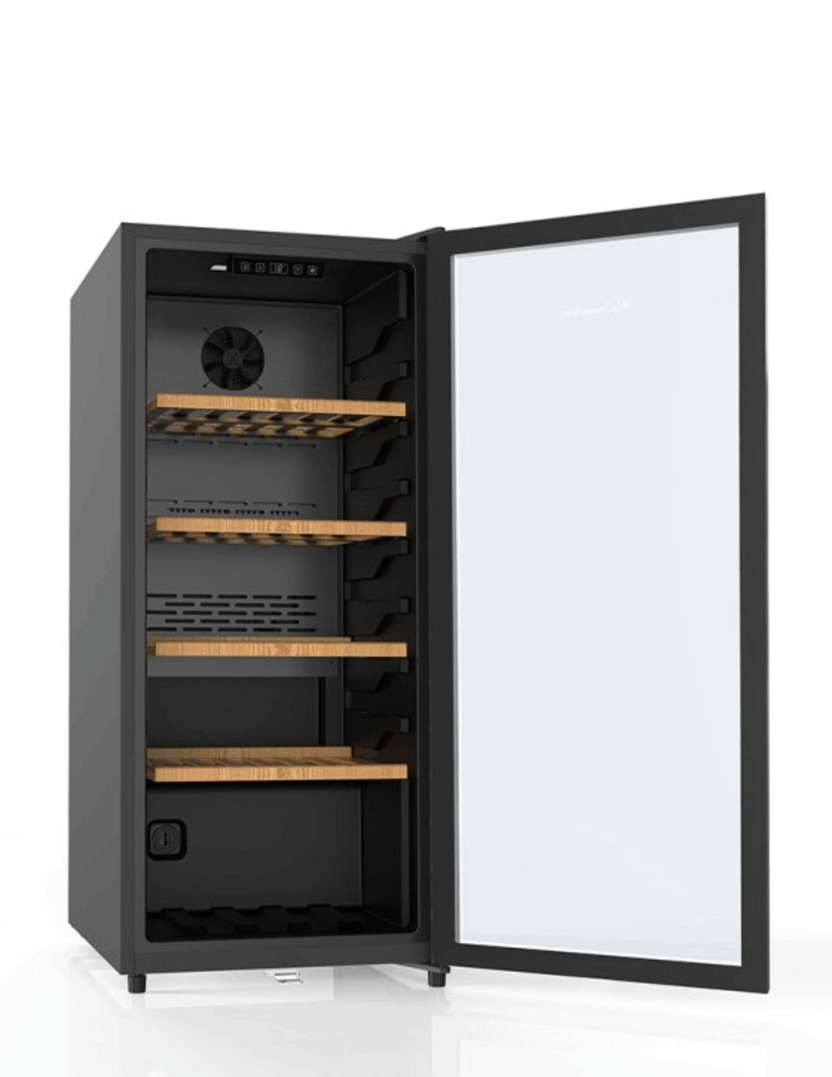 Un enfriador de vino negro con la puerta de cristal abierta, mostrando estantes de madera.