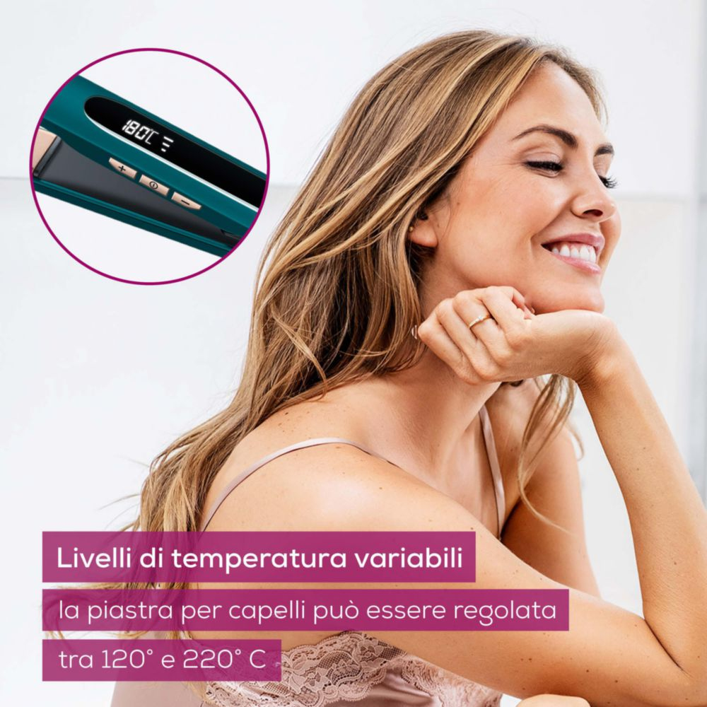 Eine Frau lächelt, während ein grünes Glätteisen mit digitaler Temperaturanzeige gezeigt wird.