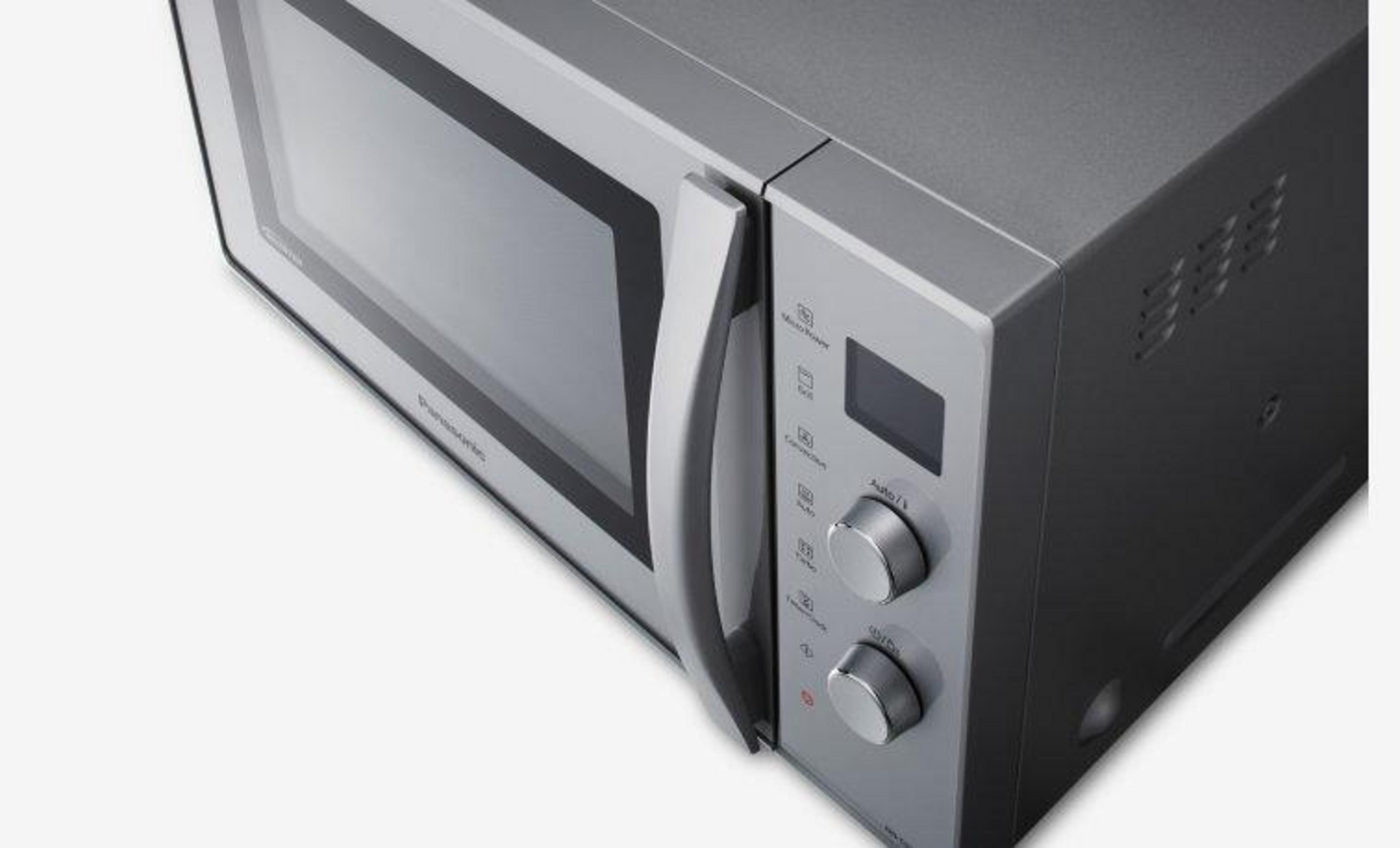 Un forno a microonde Panasonic argentato con porta nera e pannello di controllo.