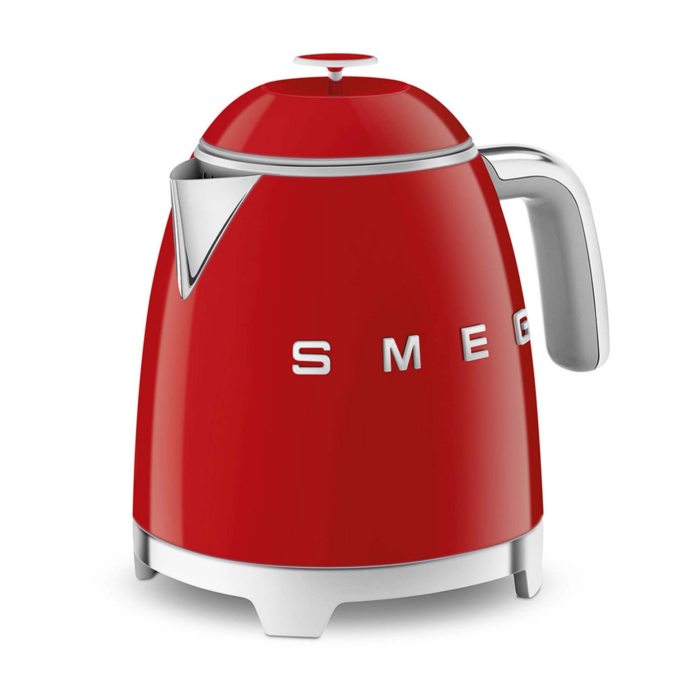 Gümüş vurgulu ve "SMEG" logolu kırmızı su ısıtıcısı.