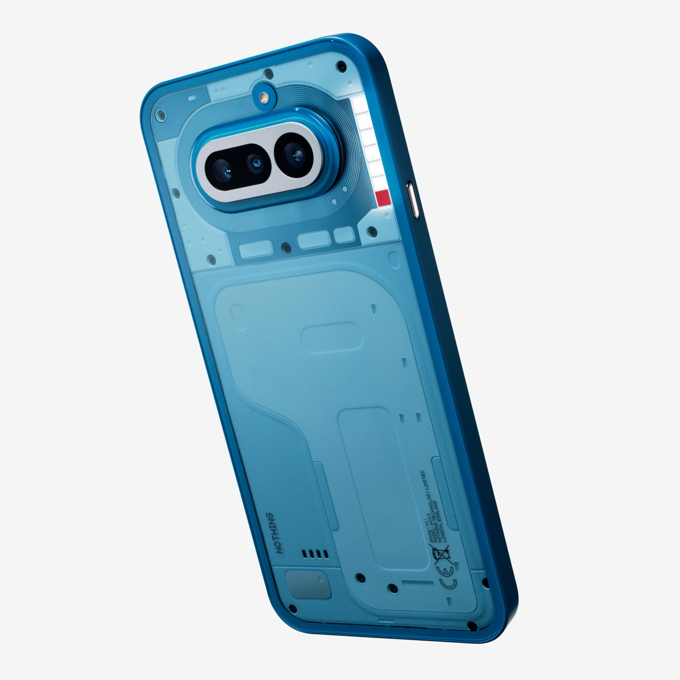 Teléfono inteligente azul con carcasa transparente, doble cámara y detalles.