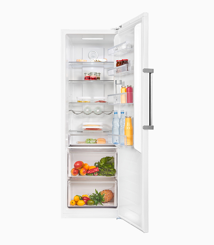 Ein offener weißer Kühlschrank mit Lebensmitteln, Obst und Gemüse auf den Regalen.