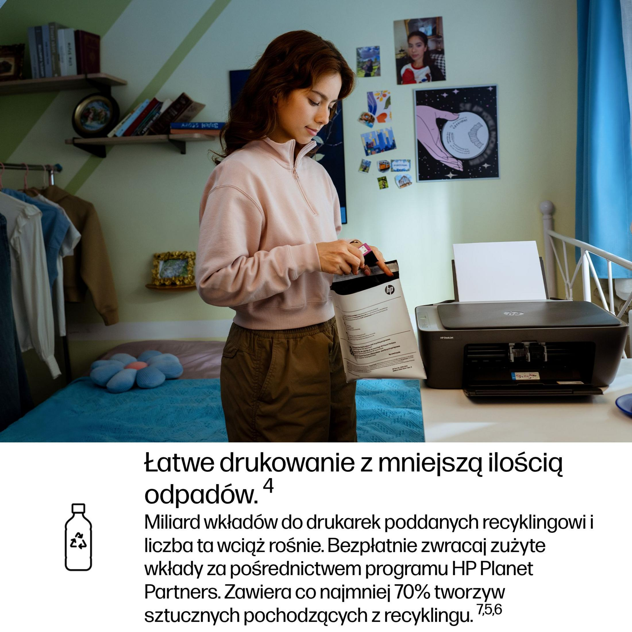 Una mujer en un dormitorio sostiene un paquete HP junto a una impresora.