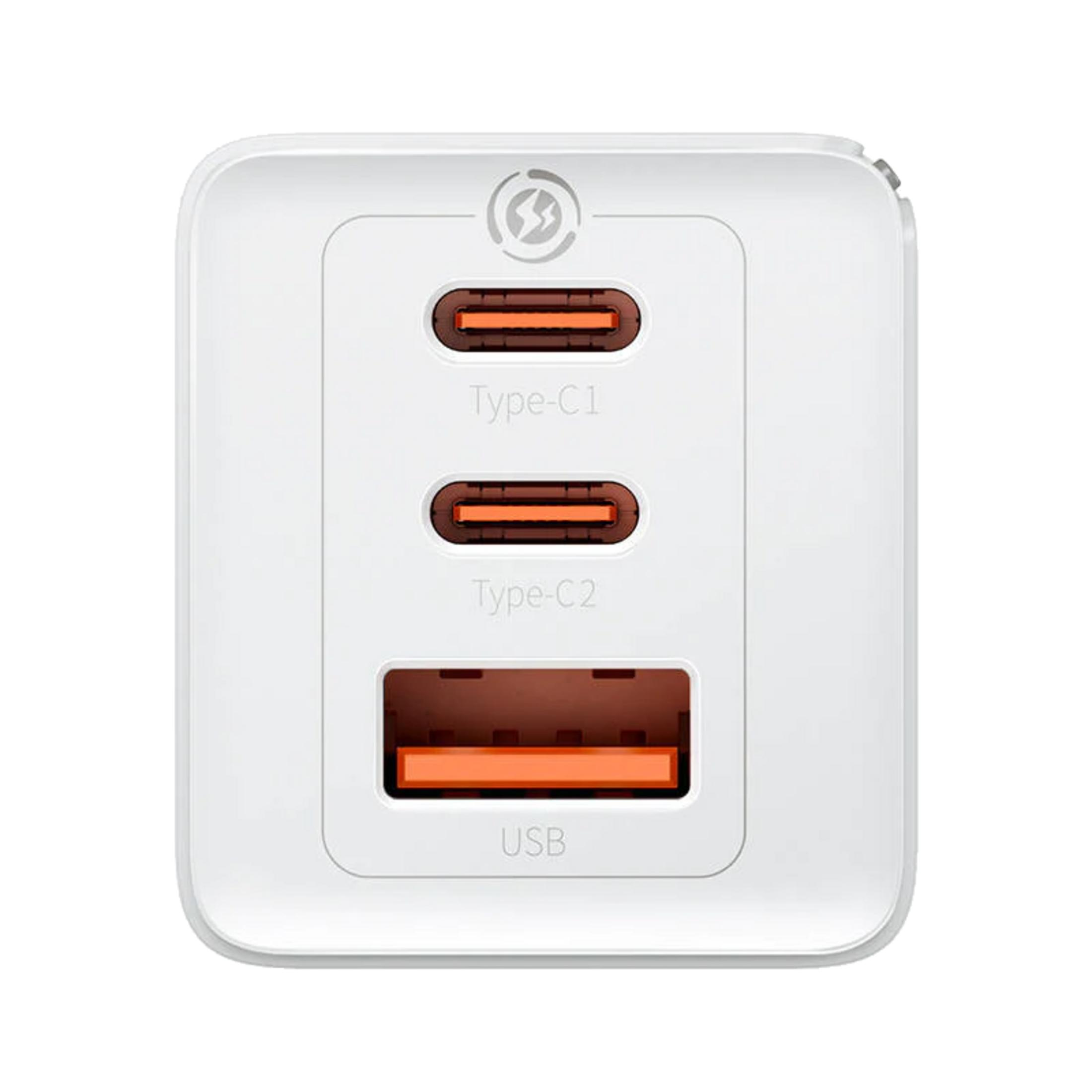 Un caricatore bianco con due porte USB-C e una porta USB-A.