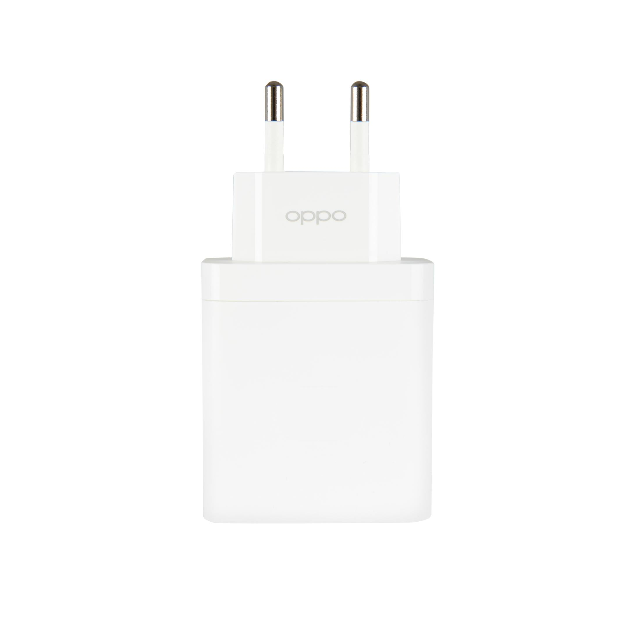 İki metal pimli beyaz bir OPPO şarj cihazı.