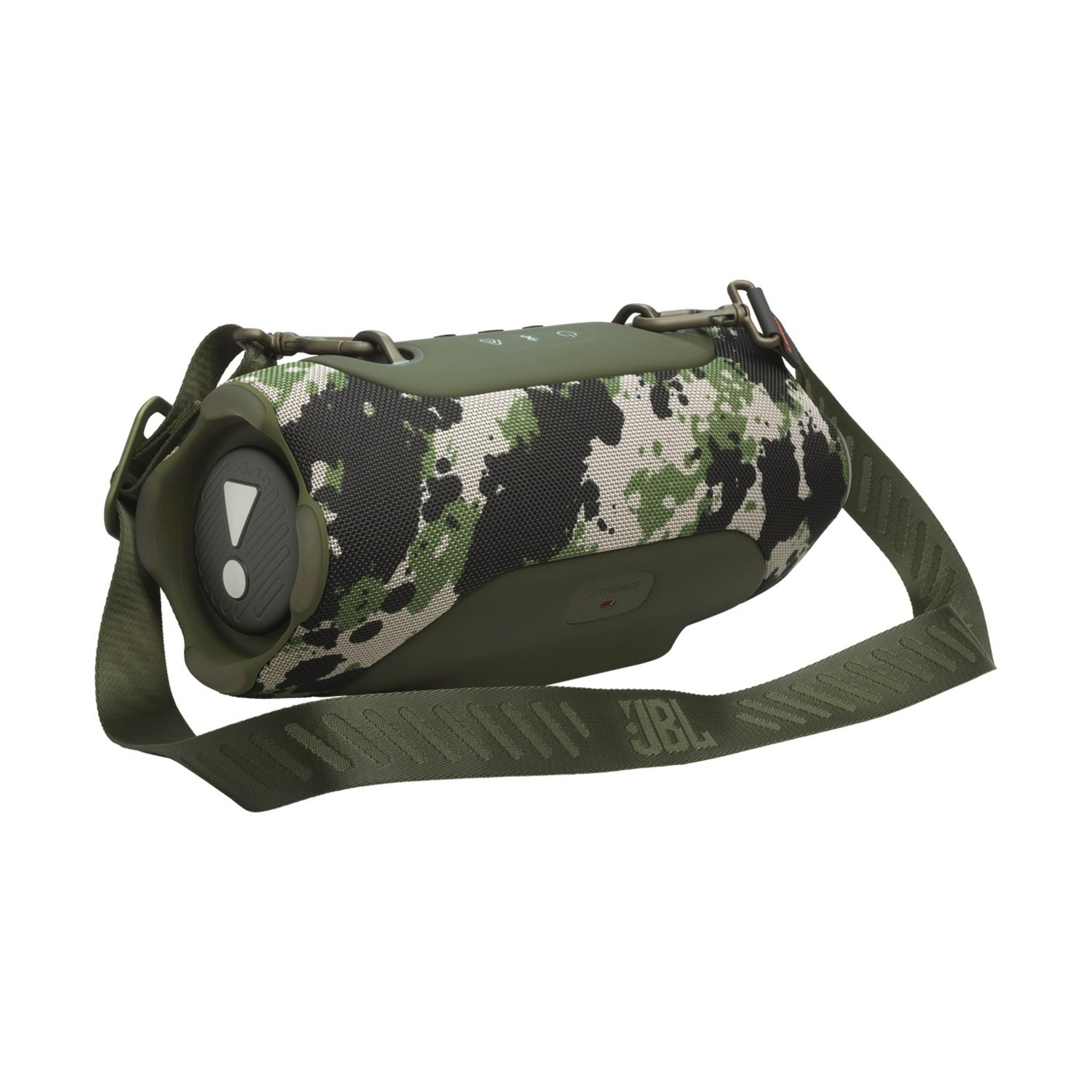 Altoparlante Bluetooth JBL mimetico con tracolla e pulsante laterale punto esclamativo.