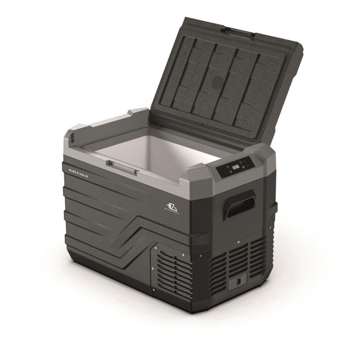 Ein offener, dunkler Kühlbox mit silbernem Innenraum und schwarzem Deckel.