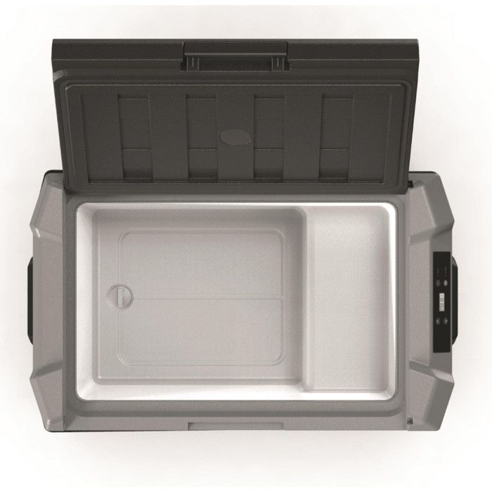 Ein offener grauer Kühlschrank mit schwarzem Deckel und digitalem Display.