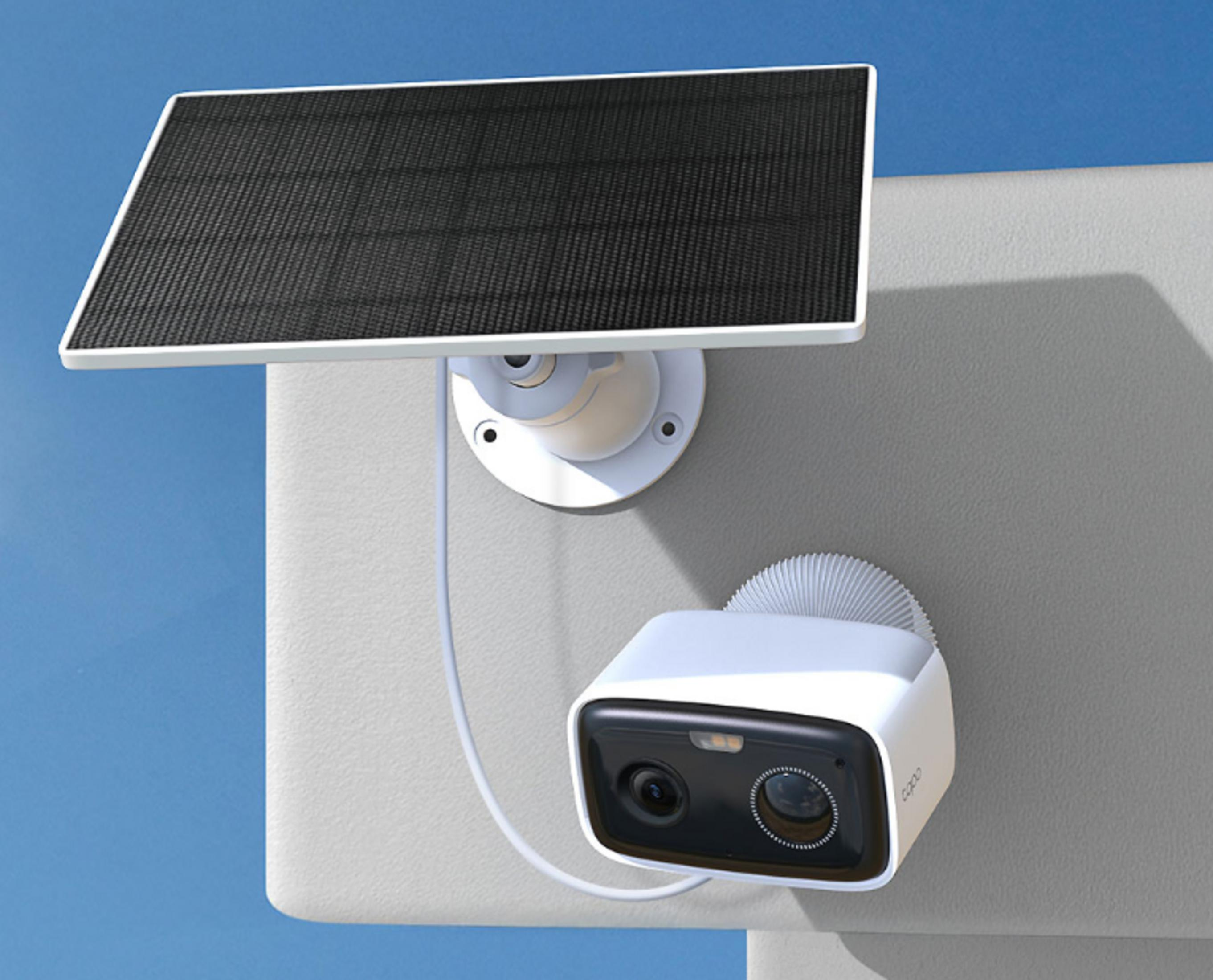 Una telecamera di sicurezza bianca con pannello solare, montata su un muro.