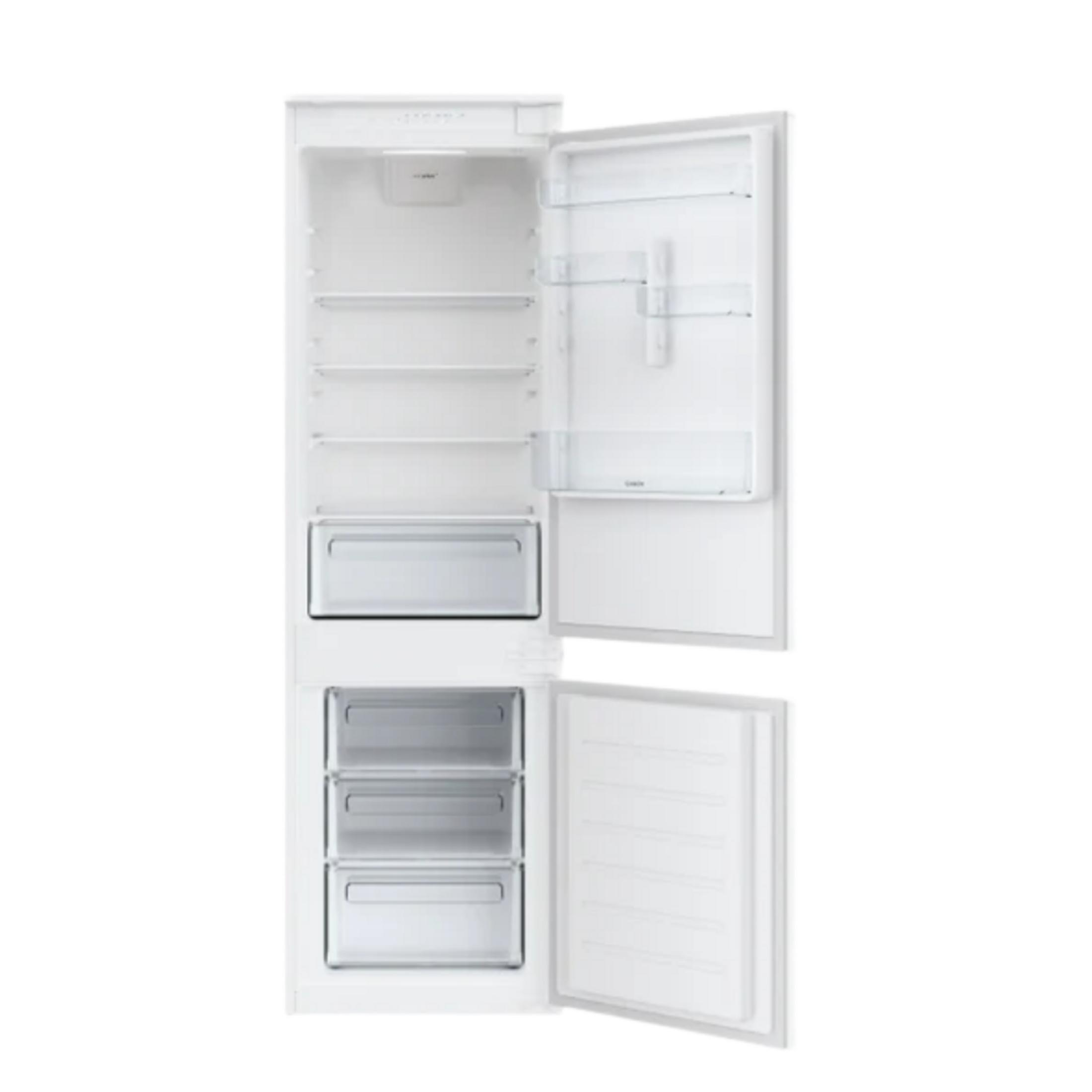 Un frigorifero bianco con la porta aperta, che mostra ripiani e cassetti all'interno.