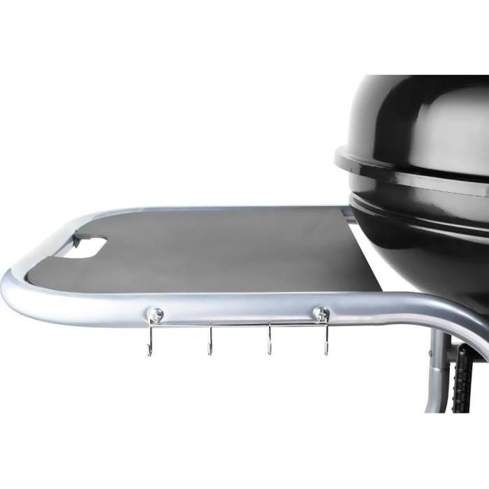 Nahaufnahme des Seitentisches und der Kuppel eines schwarzen Grills mit Haken.