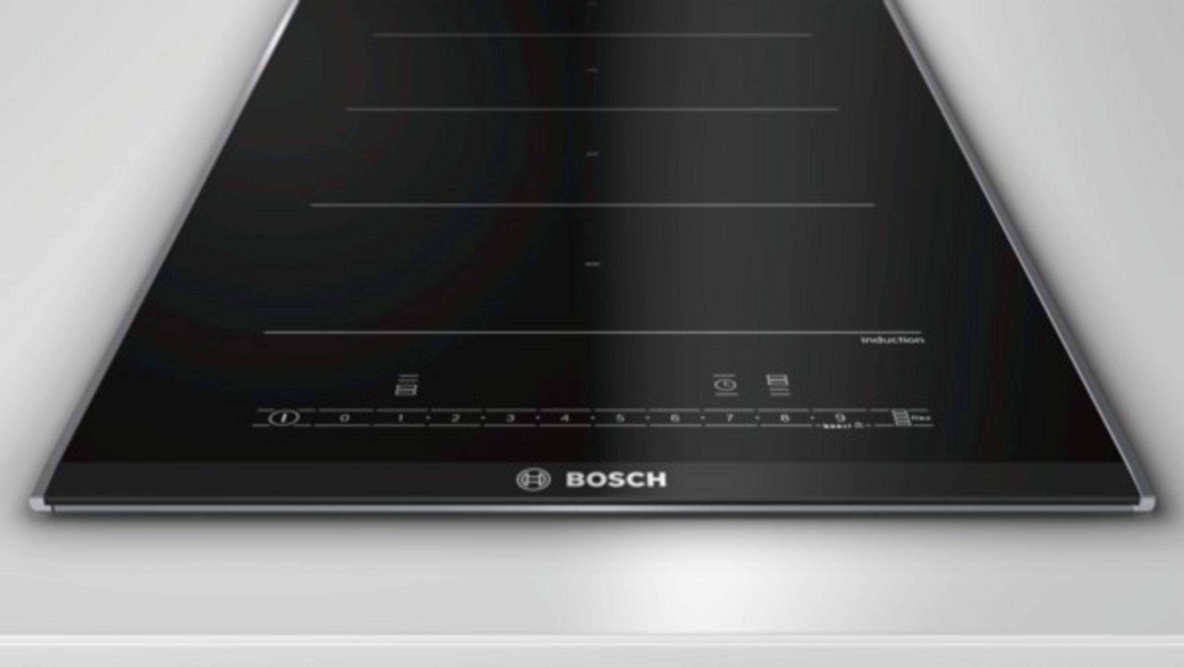 Un piano cottura a induzione Bosch nero con comandi touch.