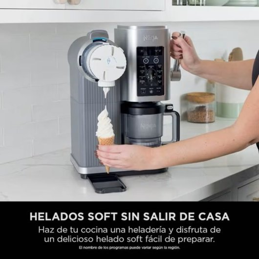 Eine Ninja-Eismaschine gibt Softeis in eine Waffel. Eine Hand hält die Waffel.