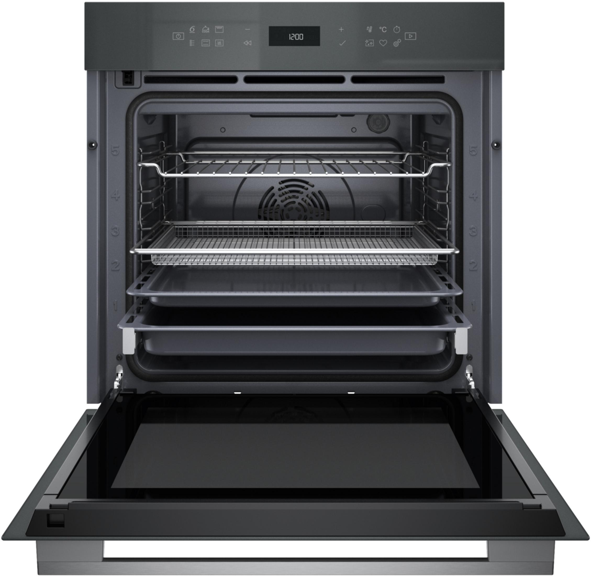 Un forno da incasso aperto e scuro con controlli digitali e tre griglie.