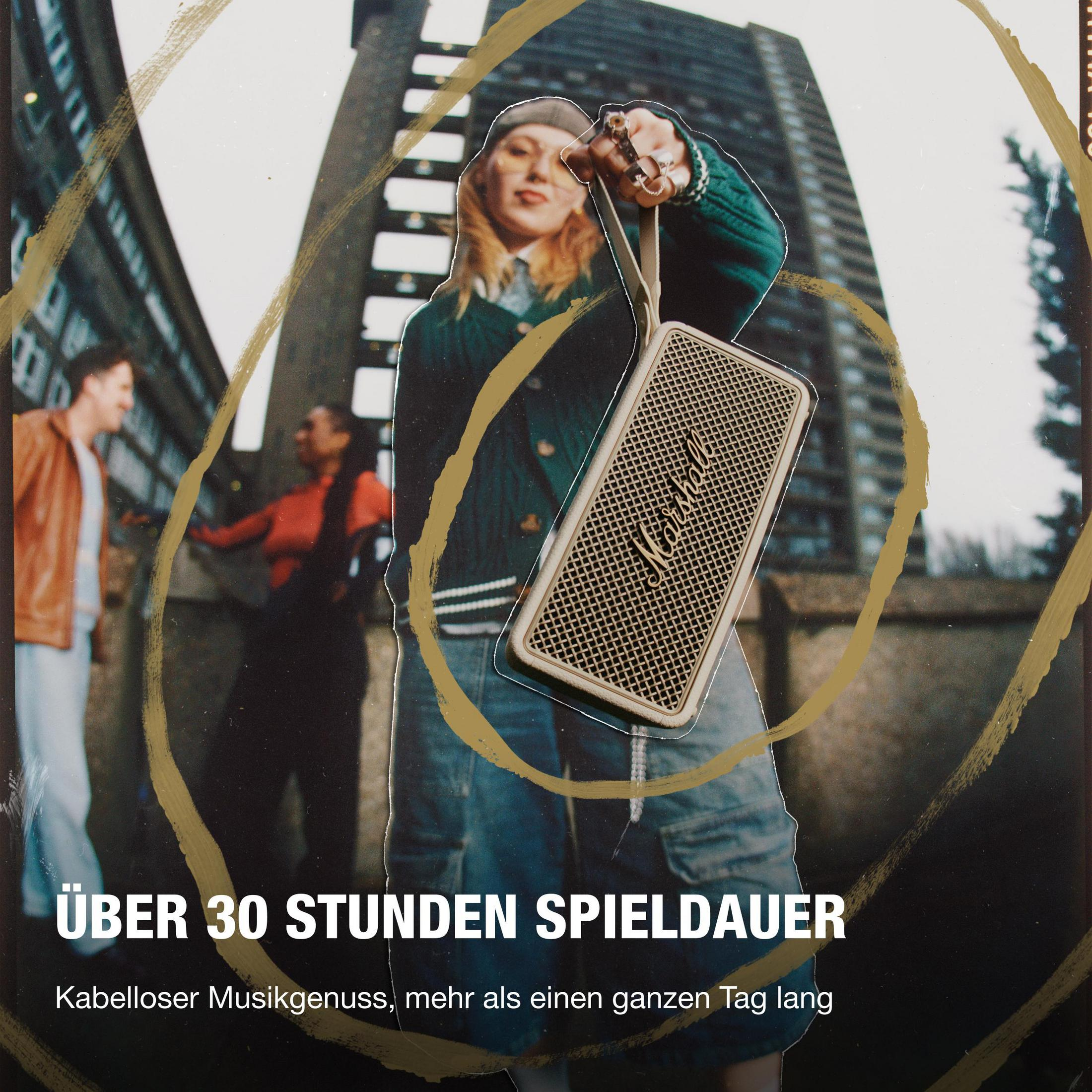 Frau mit Marshall Lautsprecher vor Hochhäusern. Über 30 Stunden Spielzeit.