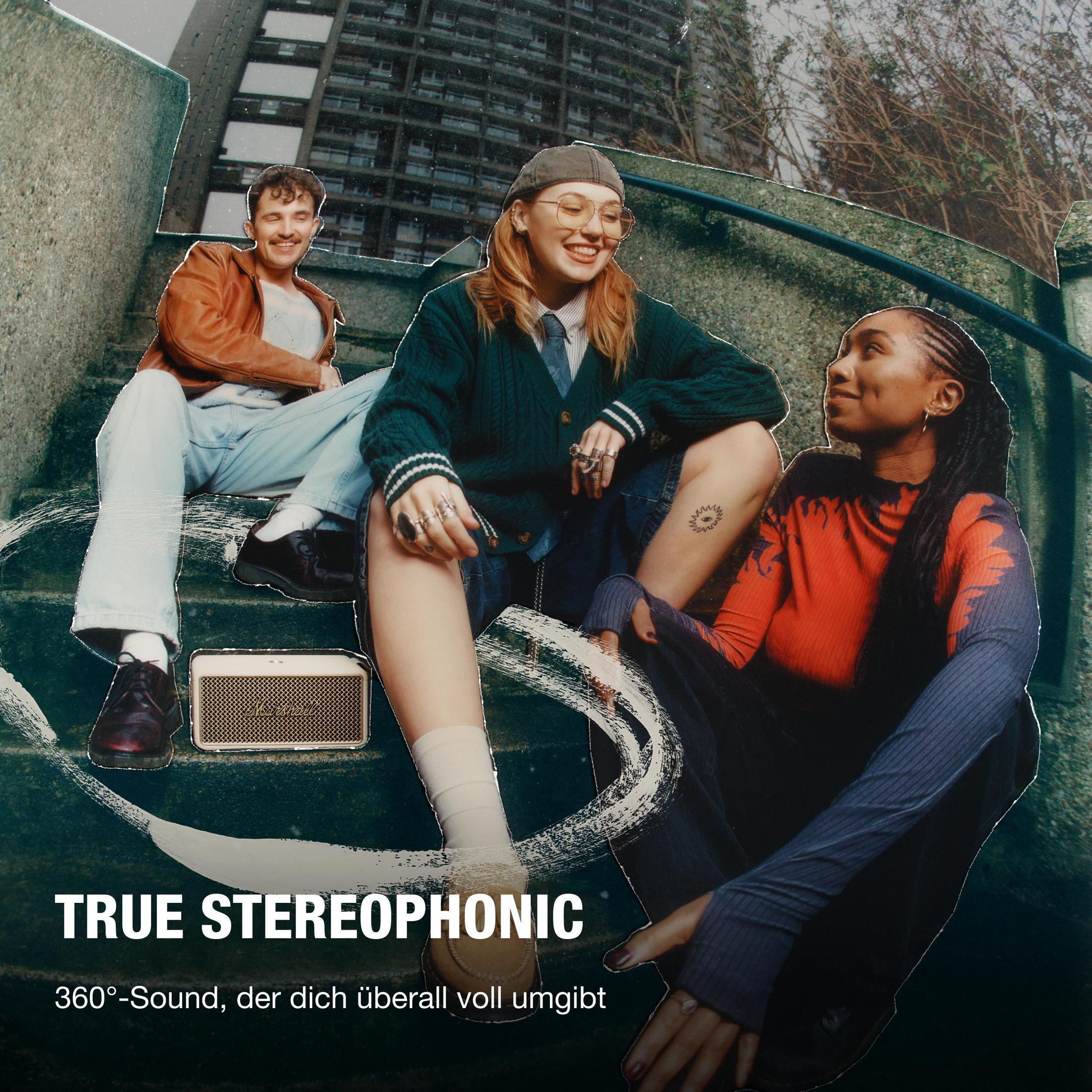 Drei junge Leute sitzen auf Treppen mit einem Lautsprecher.