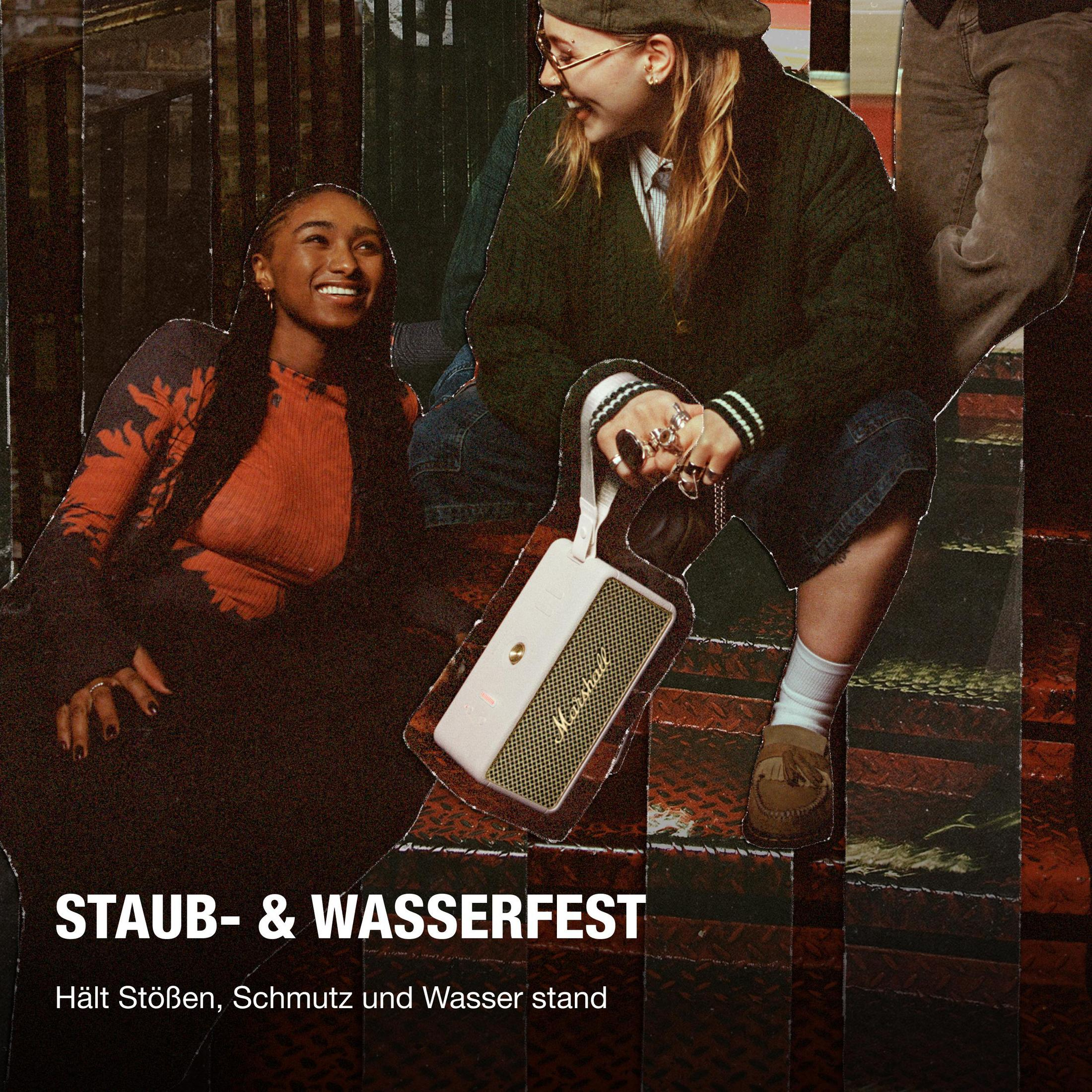 Zwei junge Frauen sitzen auf Treppen mit einem Lautsprecher.