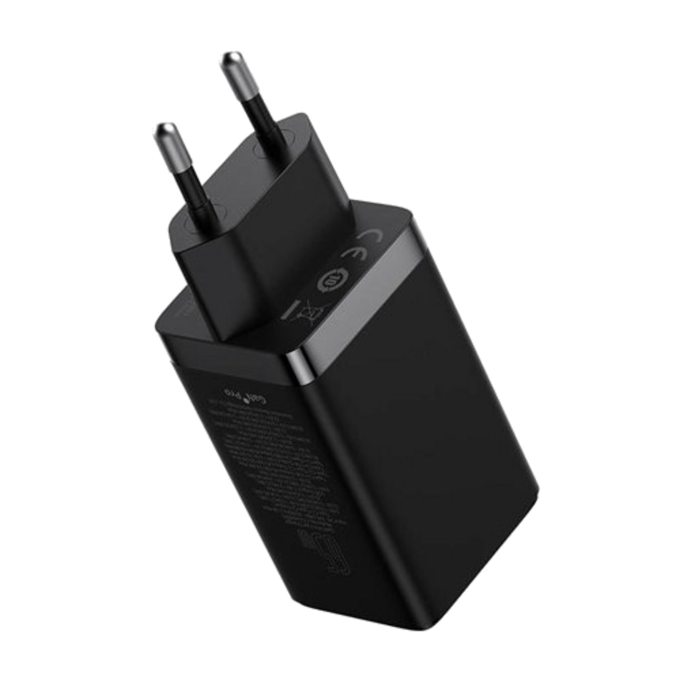 Ein schwarzer Reiseadapter mit zwei silbernen Stiften.