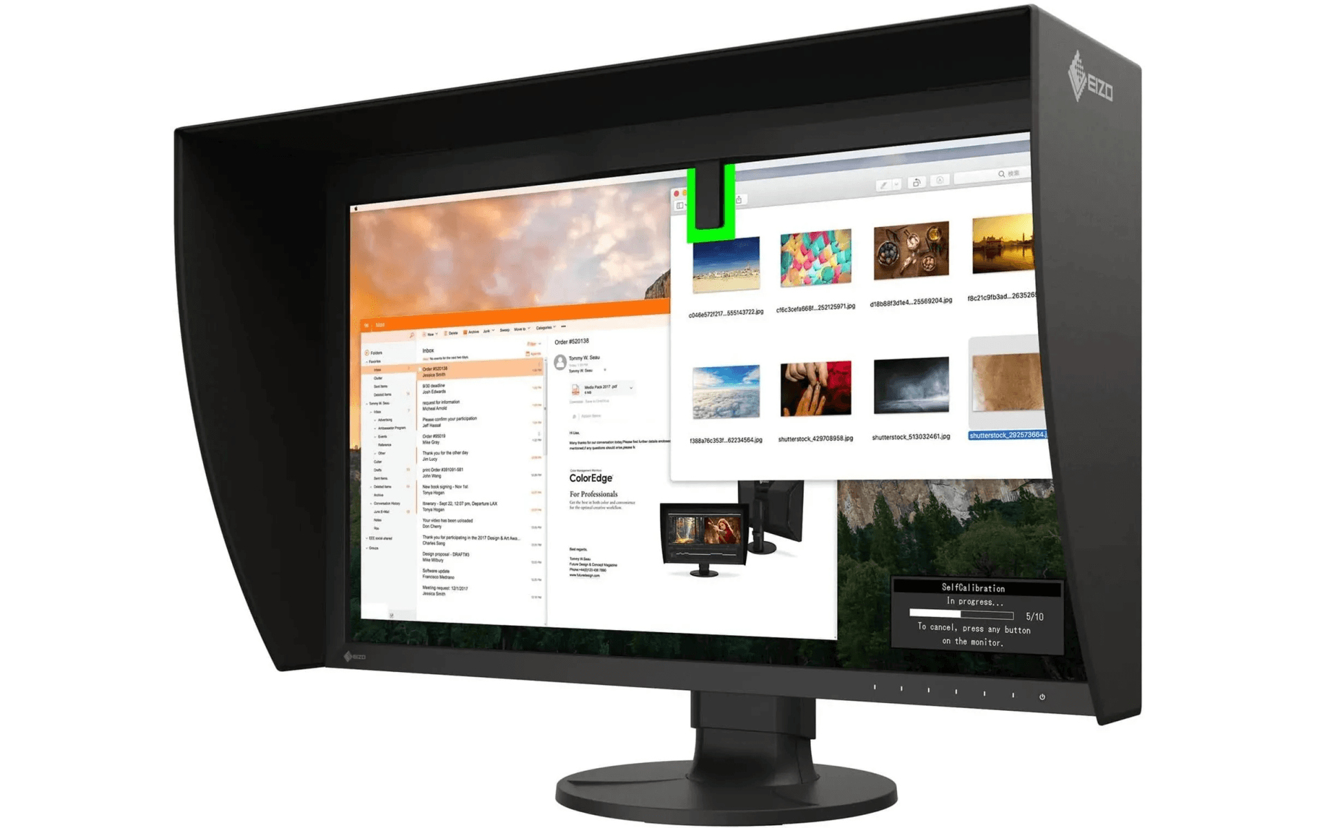 Un monitor con paraluce mostra email e immagini. Calibrazione in corso.