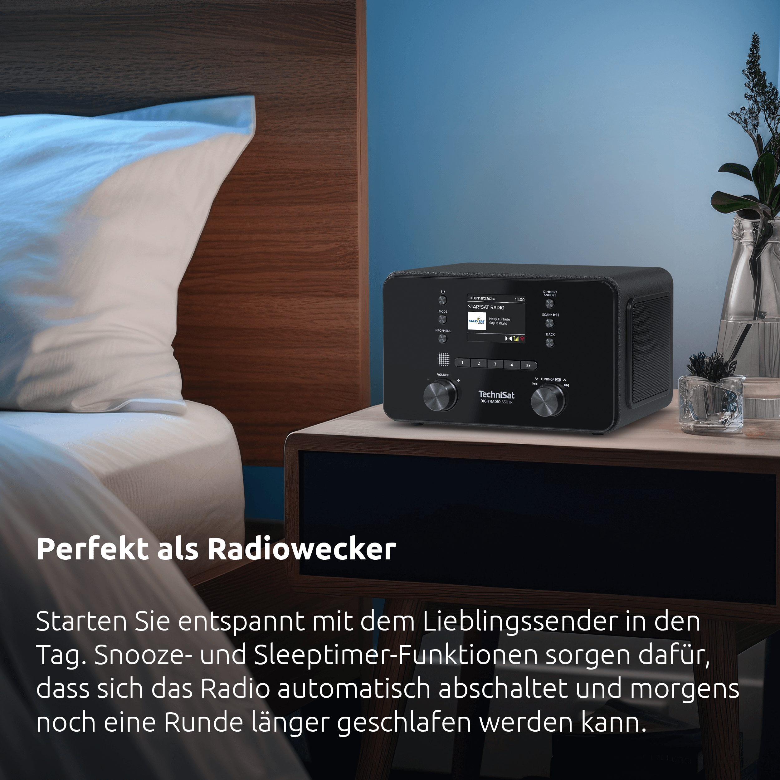 Un radio despertador TechniSat negro en una mesita de noche junto a una cama.