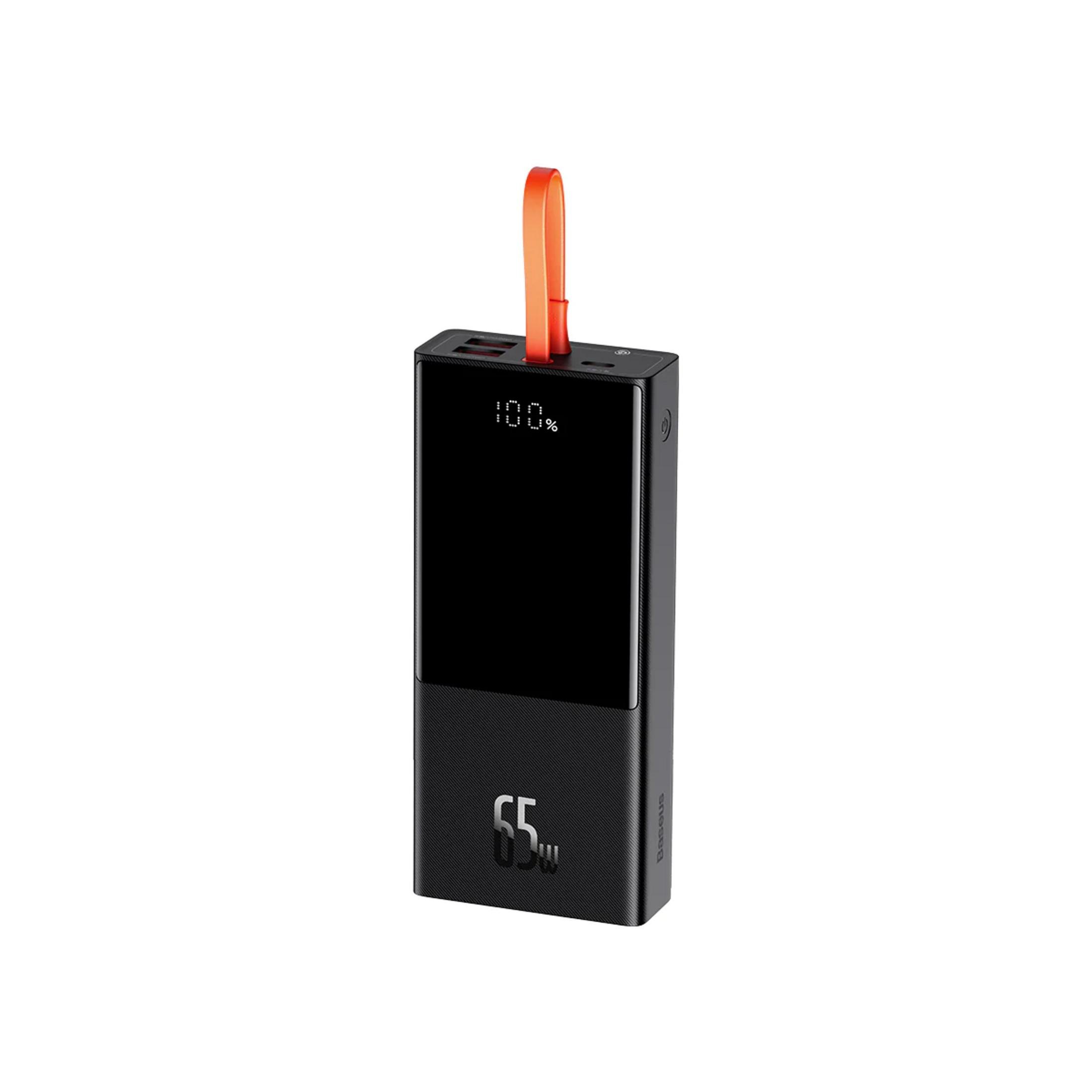 Batería externa negra con correa naranja, mostrando 100% de carga.