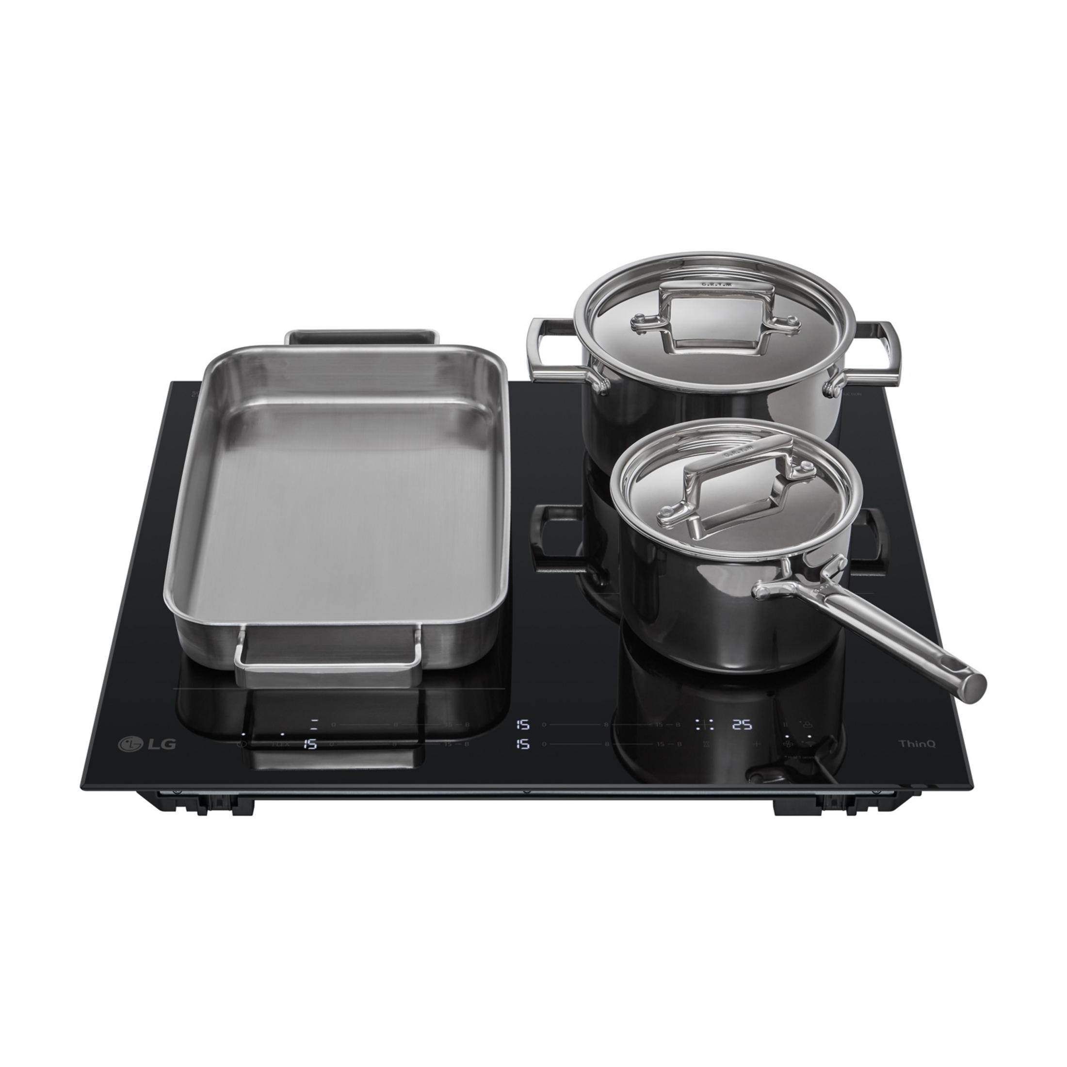 Een kookplaat met drie potten en een braadpan.