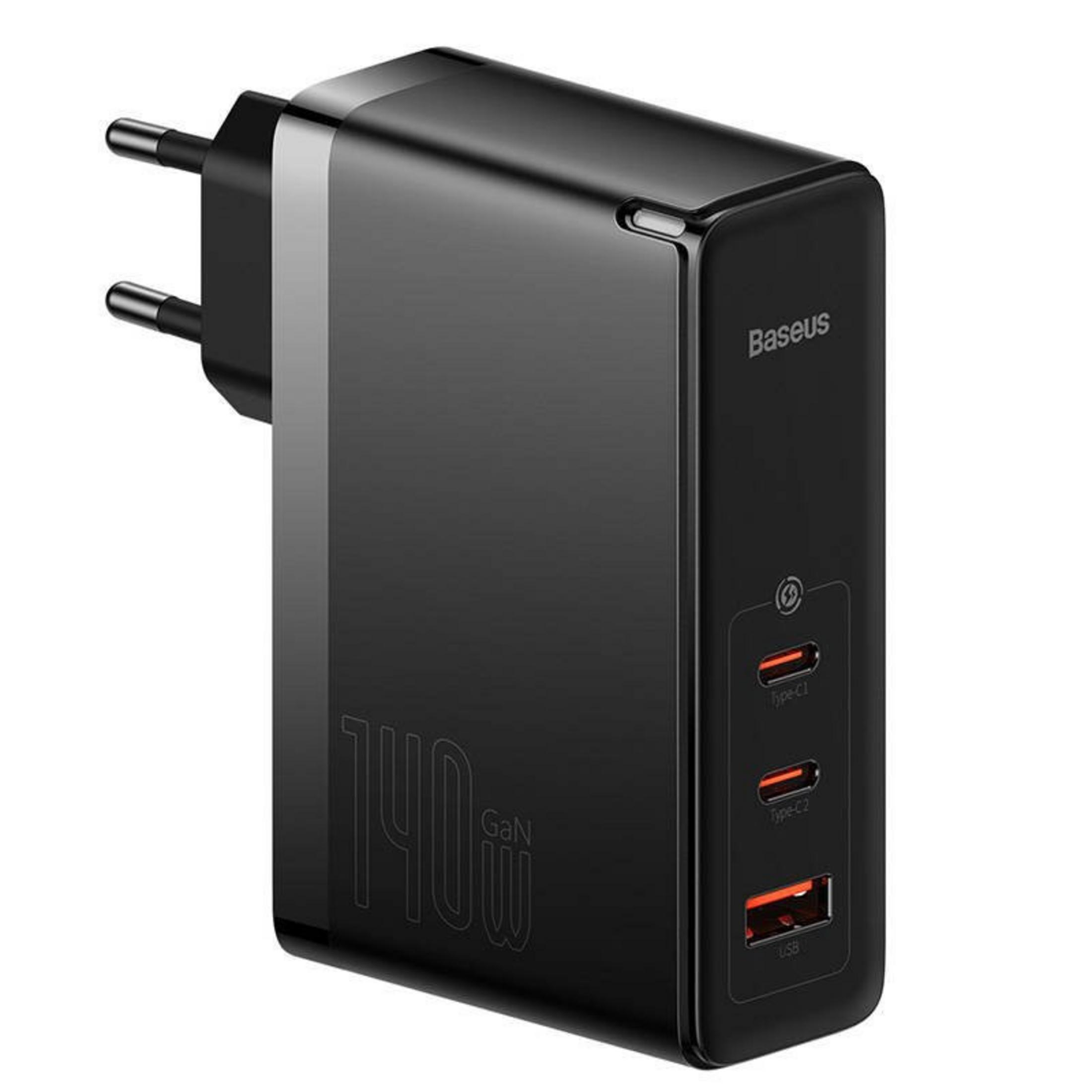Caricatore Baseus nero GaN da 140W con due porte USB-C e una porta USB-A.