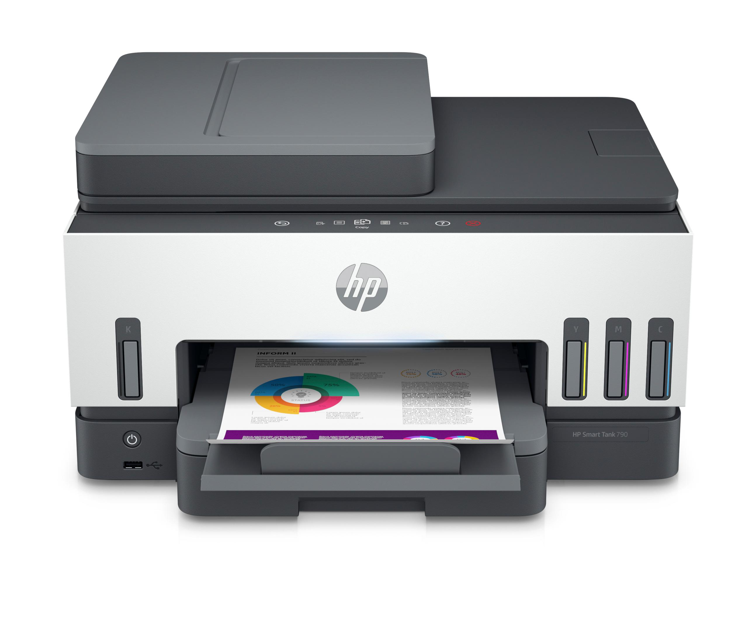 Una stampante HP Smart Tank 790 bianca e grigia con un foglio di carta stampato.
