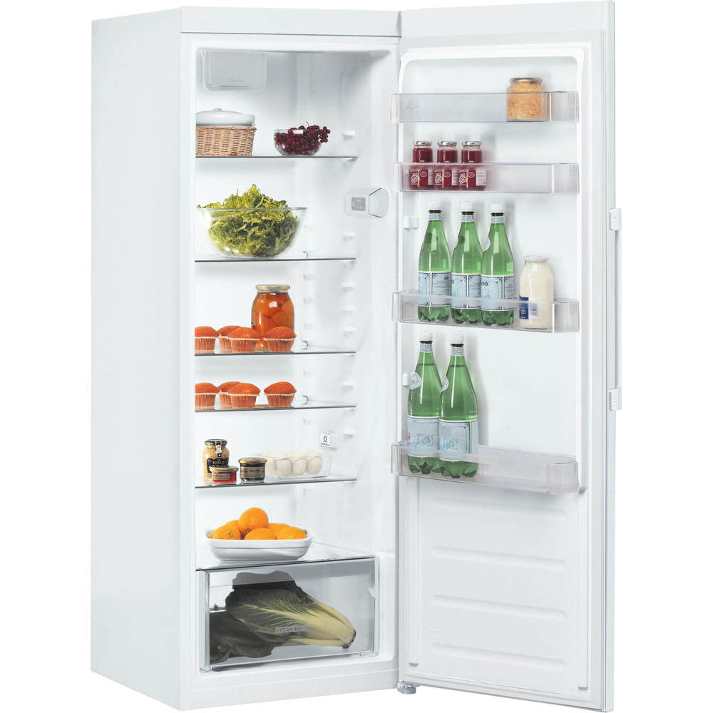 Un frigorifero bianco aperto con alimenti come insalata, muffin, frutta e bottiglie.