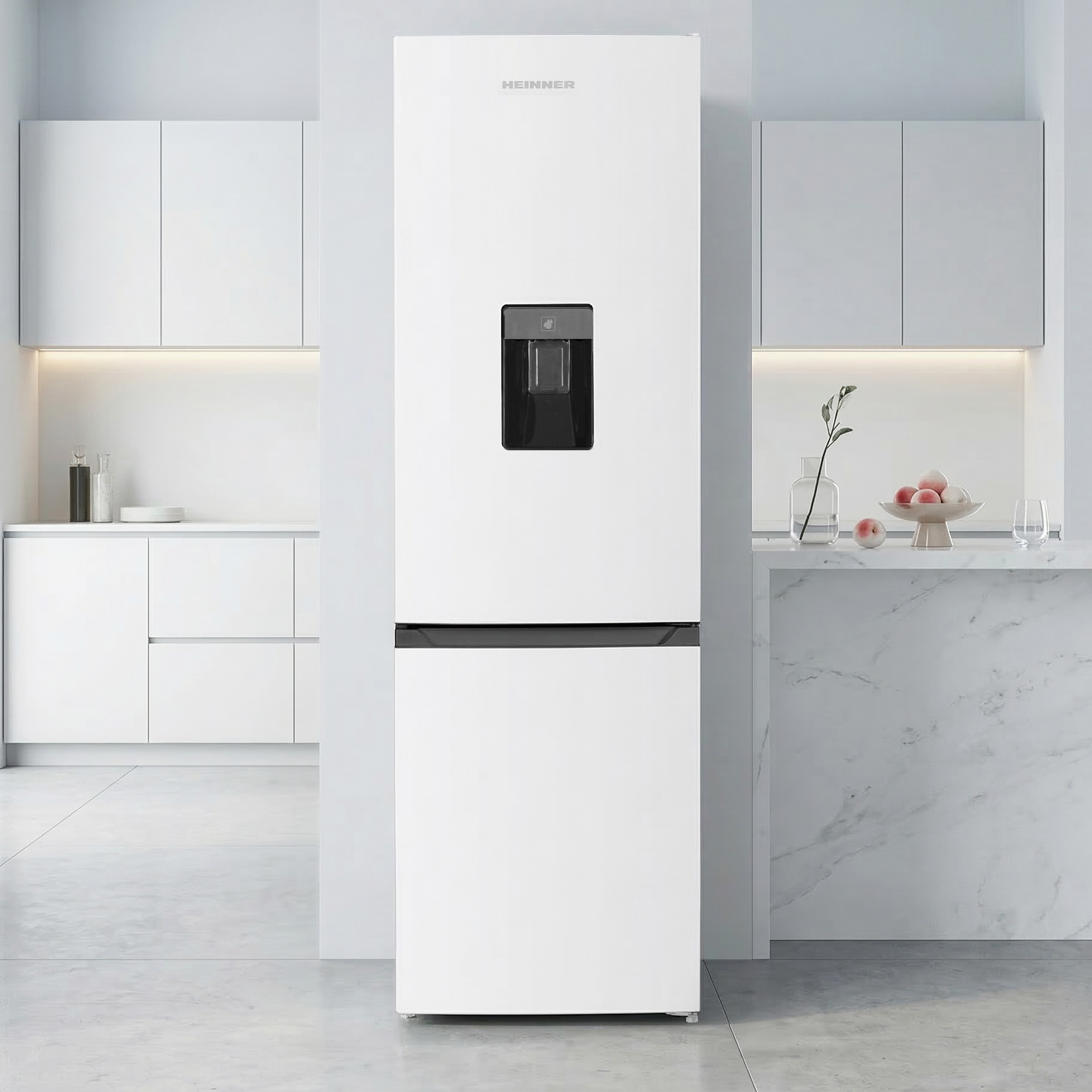 Un réfrigérateur blanc élégant avec distributeur d'eau dans une cuisine moderne.