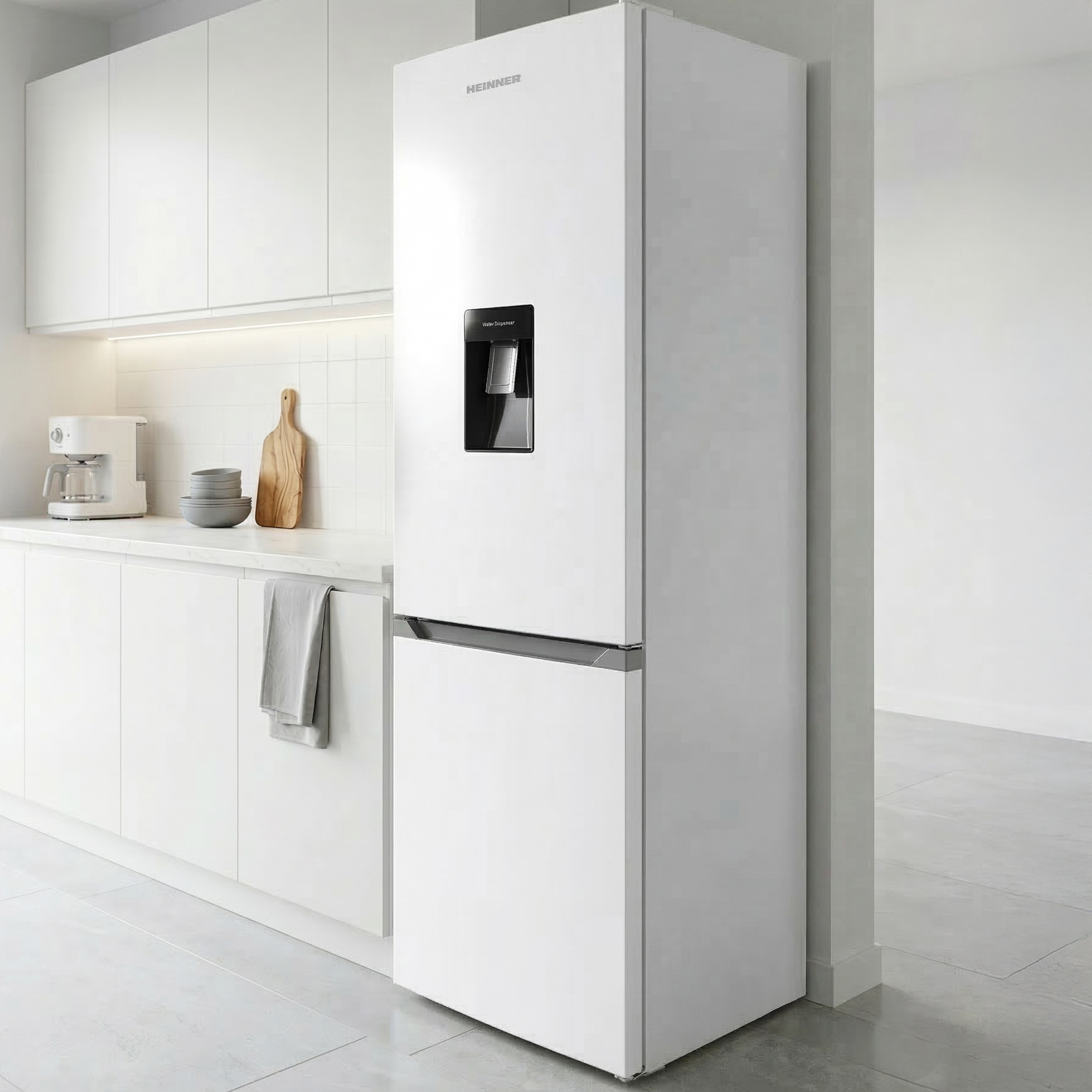 Un réfrigérateur blanc avec distributeur d'eau dans une cuisine moderne avec des armoires blanches.