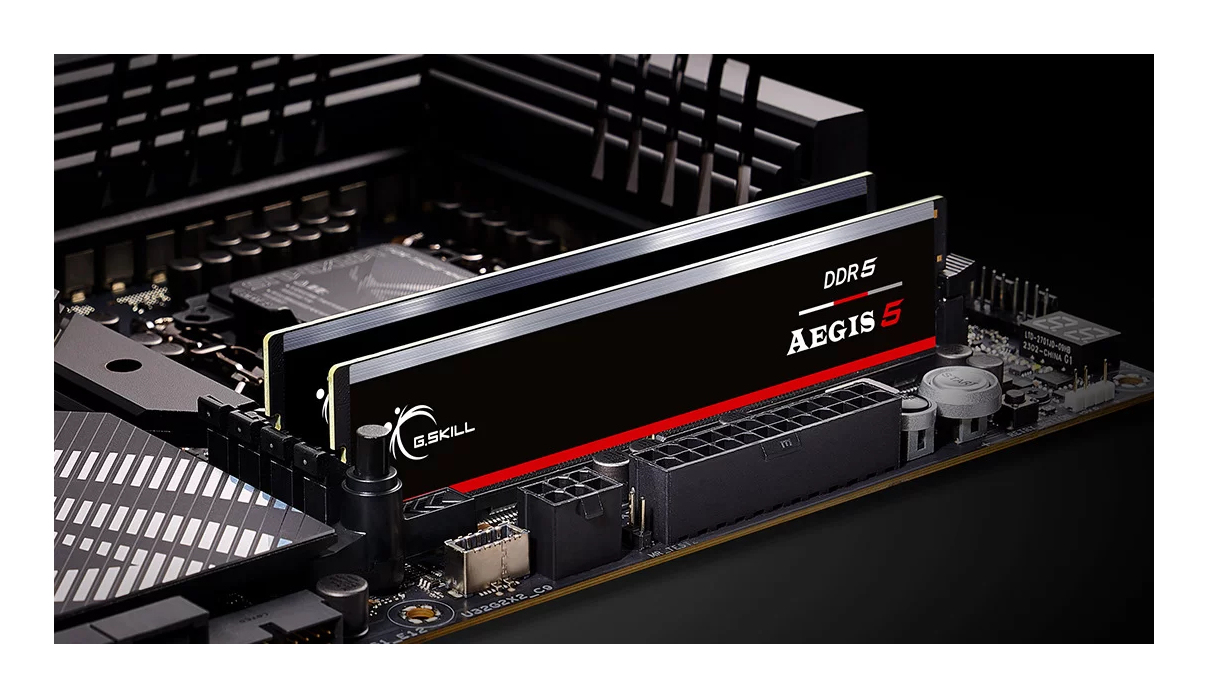 Dwa czarne moduły RAM G.Skill DDR5 na płycie głównej.