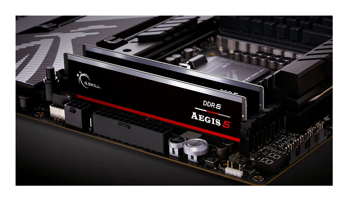 Dwa czarne moduły RAM DDR5 z czerwonymi akcentami zainstalowane na płycie głównej.