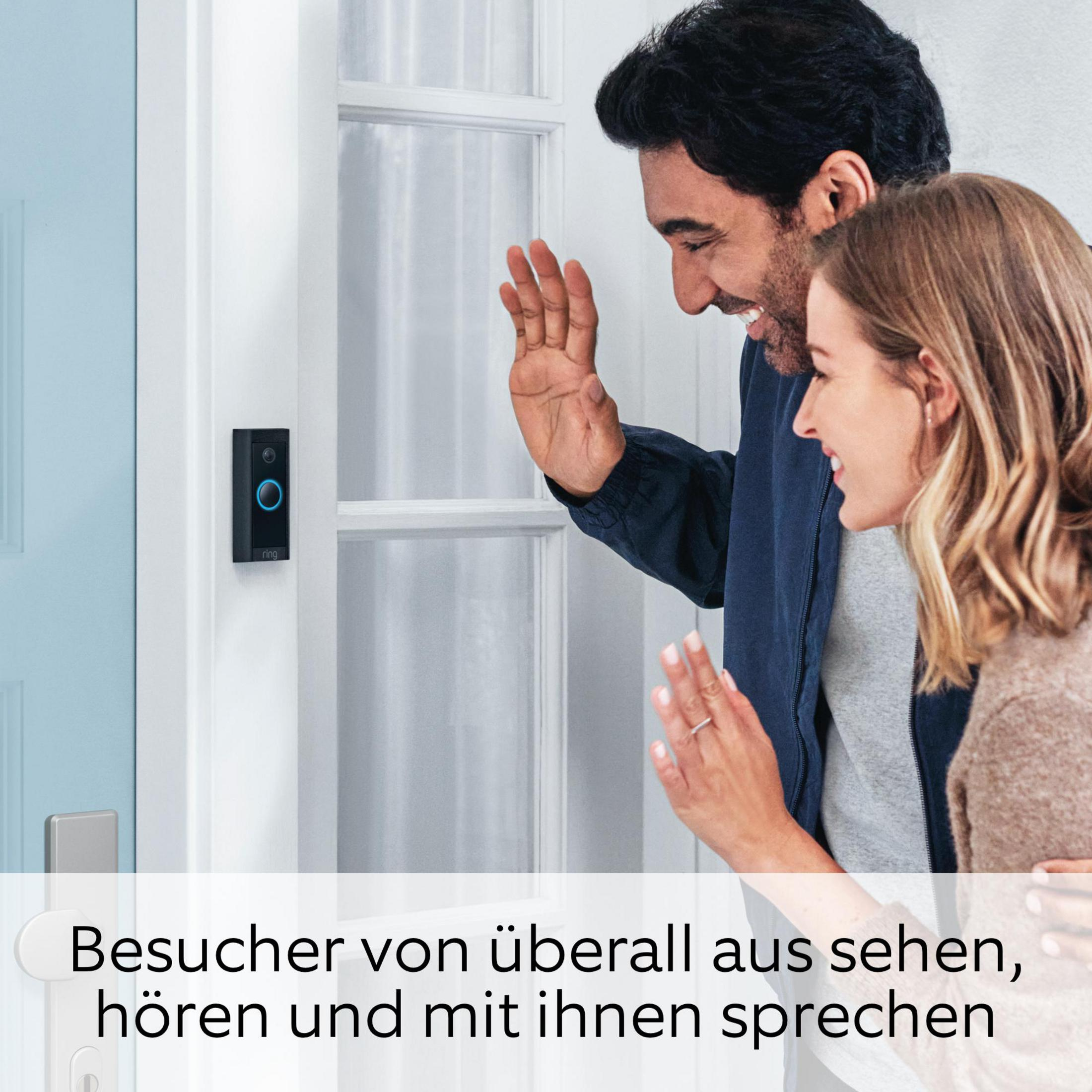 Mann und Frau winken vor einer Haustür mit Ring-Türklingel.